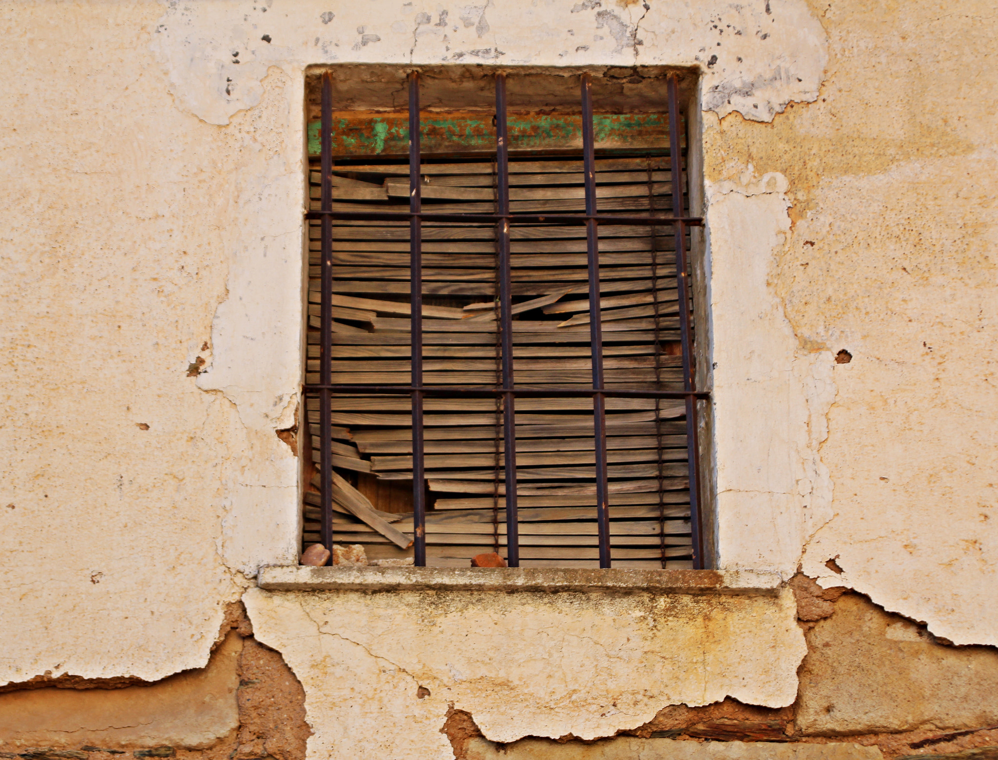 Canon TS-E 90mm F2.8 Tilt-Shift sample photo. Ventana con persiana rota photography