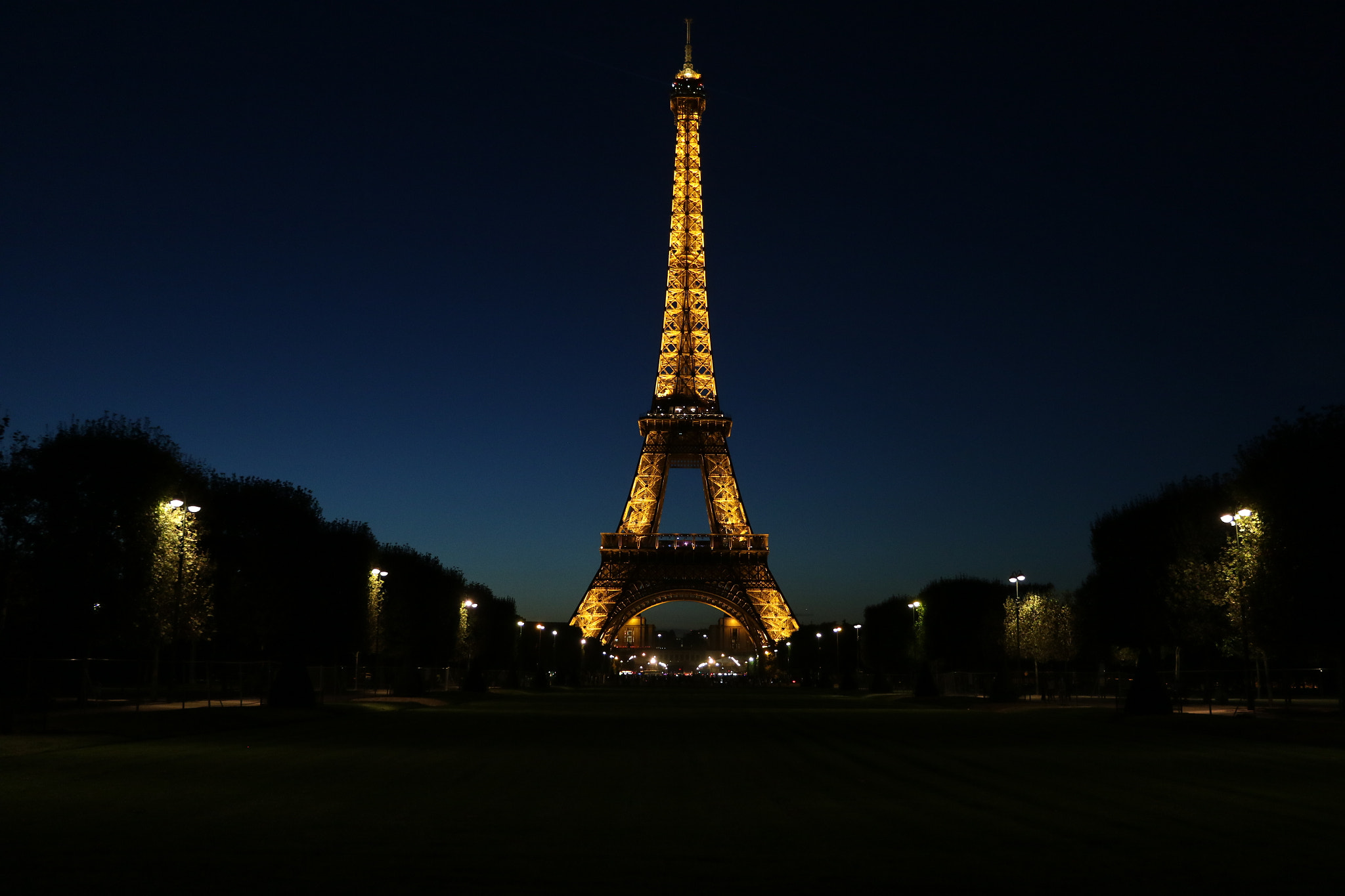 Canon EOS 7D Mark II sample photo. Lit in paris photography