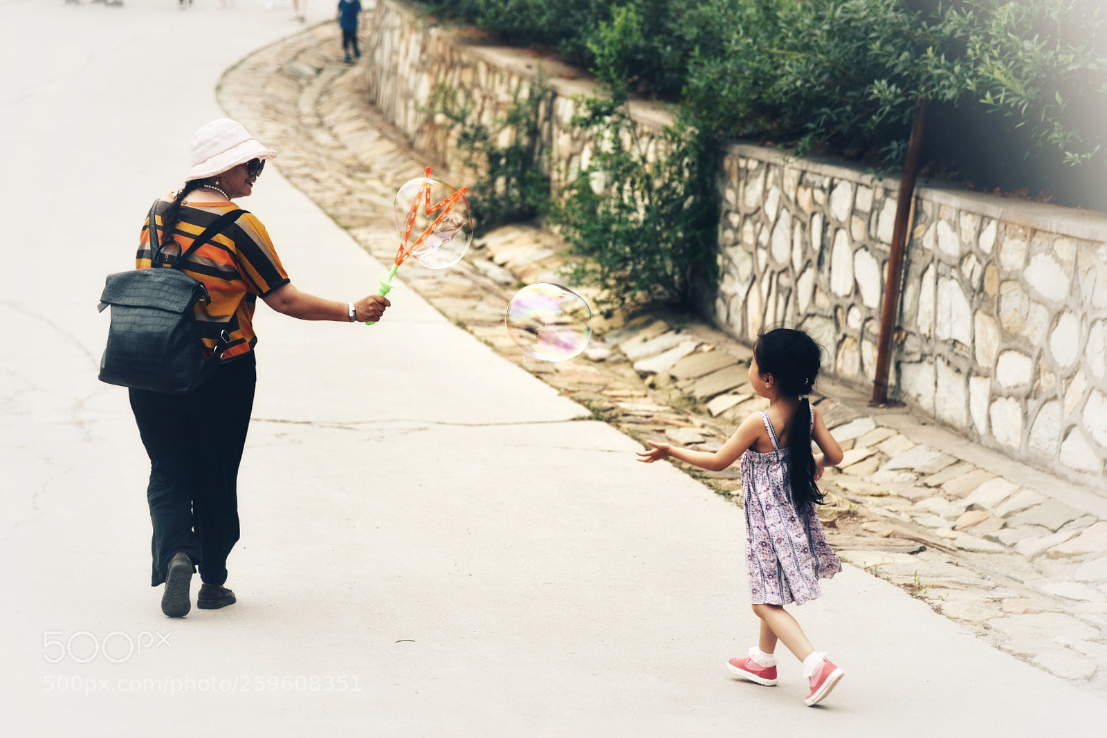 Nikon D750 sample photo. 泡泡祖孙乐 photography