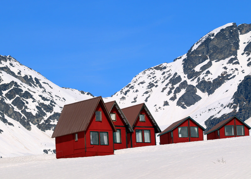 Canon EOS 200D (EOS Rebel SL2 / EOS Kiss X9) sample photo. Little red cabins photography