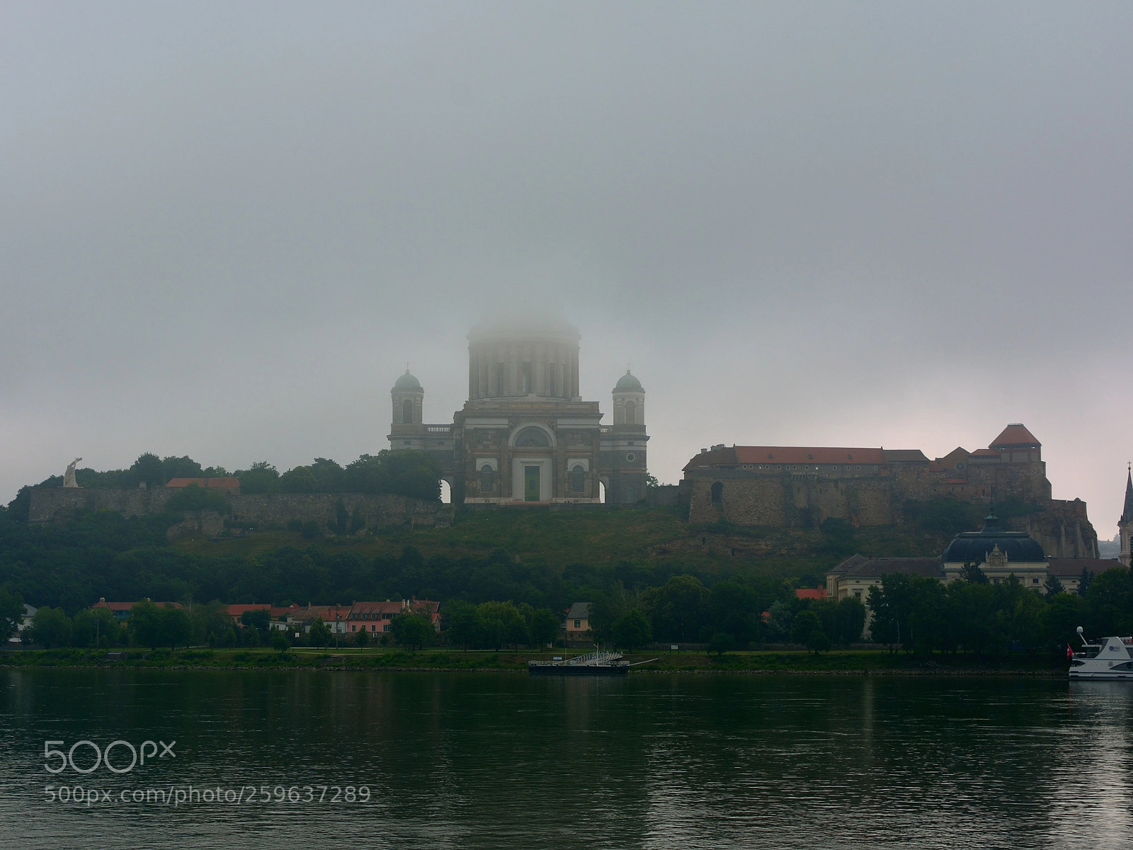 Nikon D5200 + Nikon AF-S DX Nikkor 35mm F1.8G sample photo. Bazilika esztergom photography