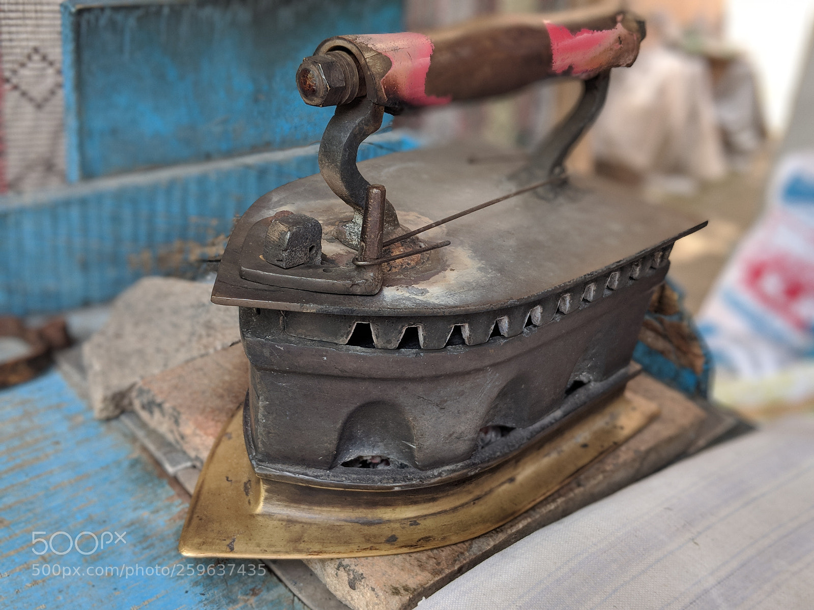 Google Pixel 2 XL sample photo. Real iron box photography