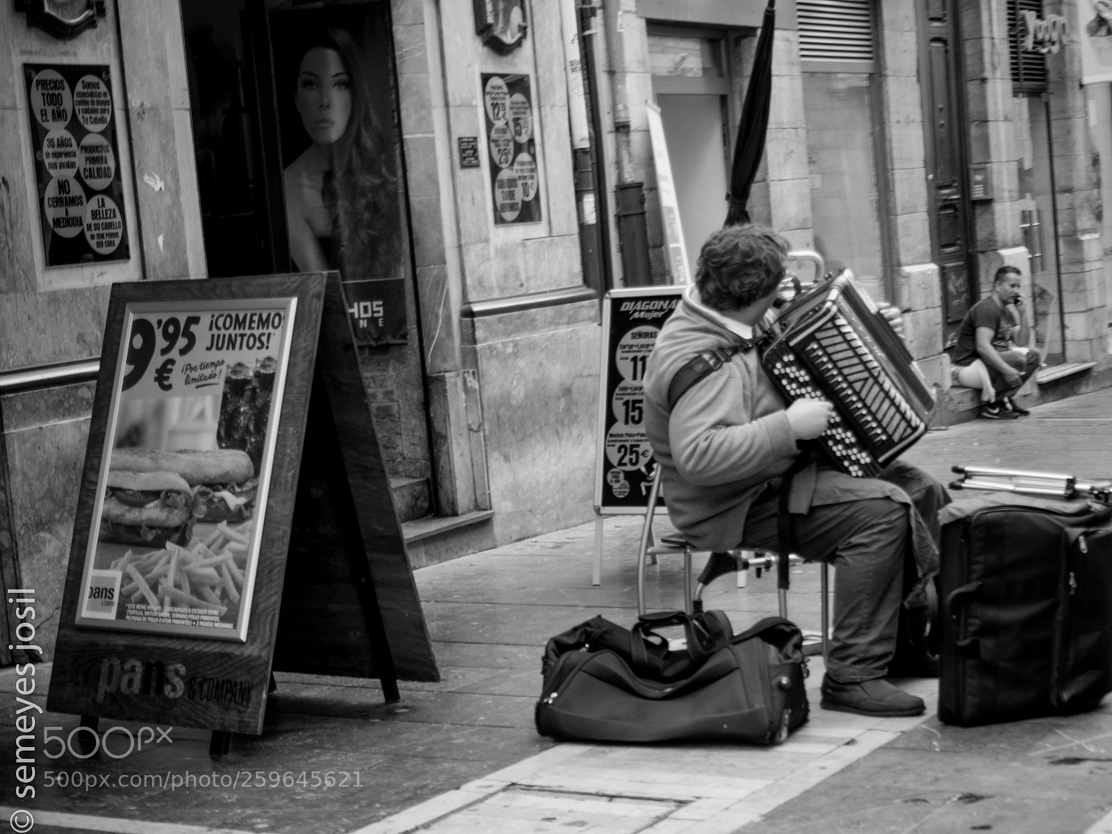 Olympus OM-D E-M10 sample photo. Street musician photography