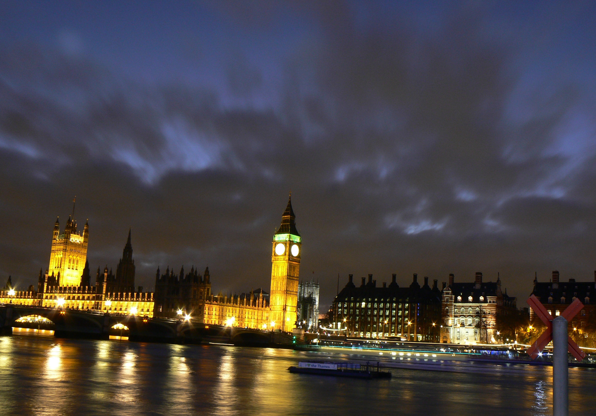 Panasonic DMC-FZ7 sample photo. The thames by night photography