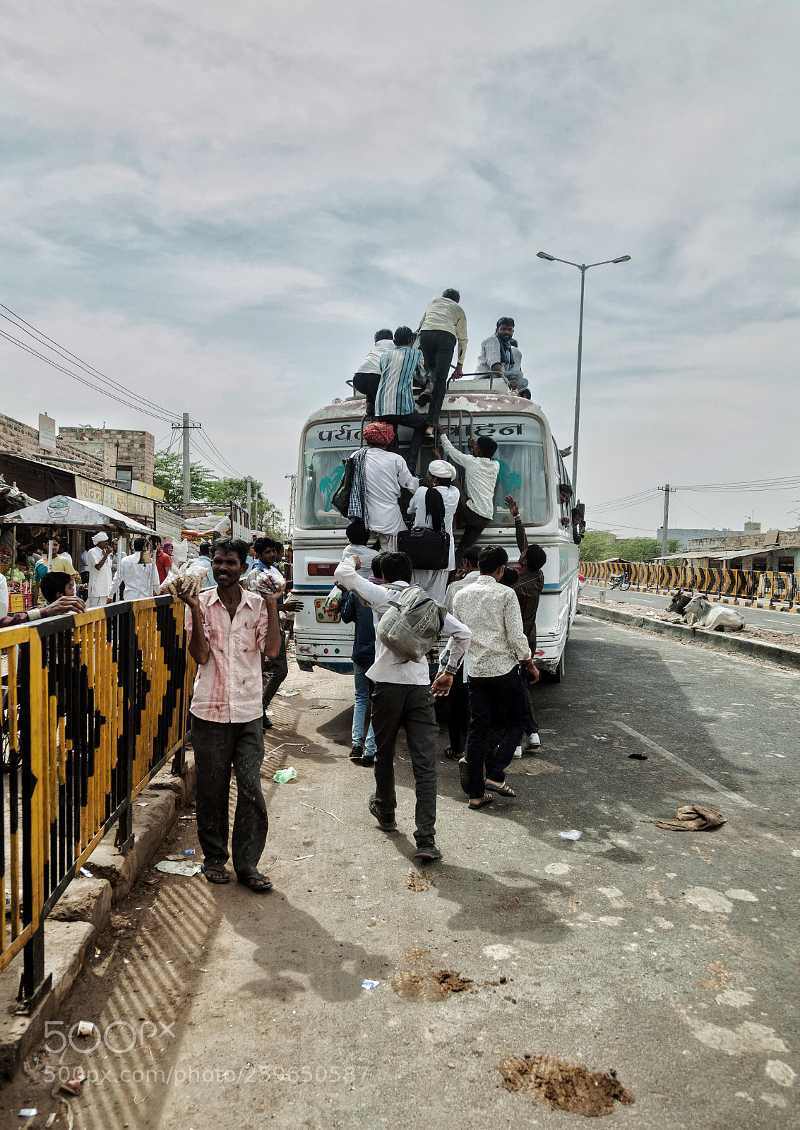 Canon EOS 5D Mark II sample photo. Too crowded bus...such scenes photography