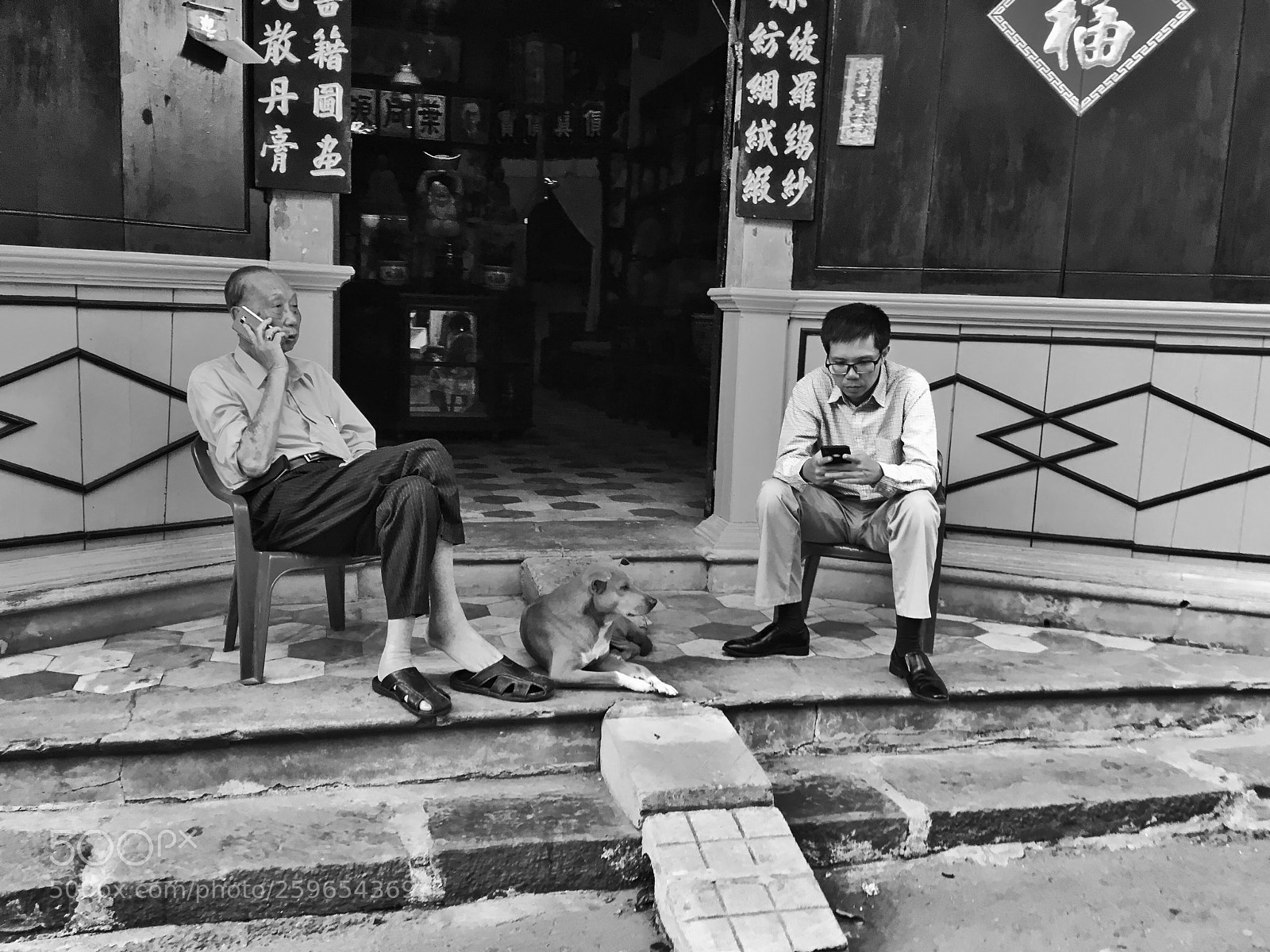 Apple iPhone SE sample photo. Two men sitting with photography