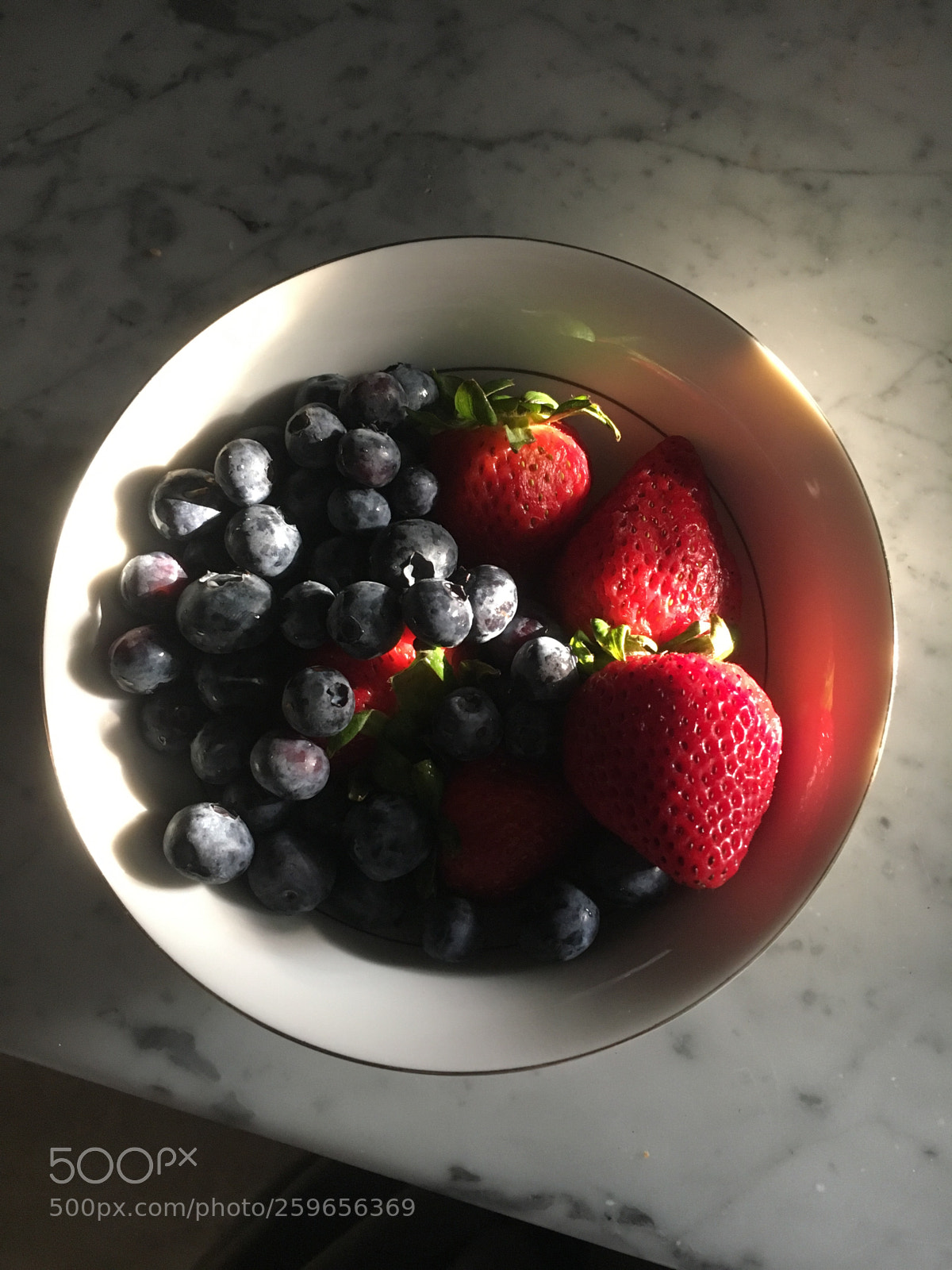 Apple iPhone 6s sample photo. Berries in morning light. photography