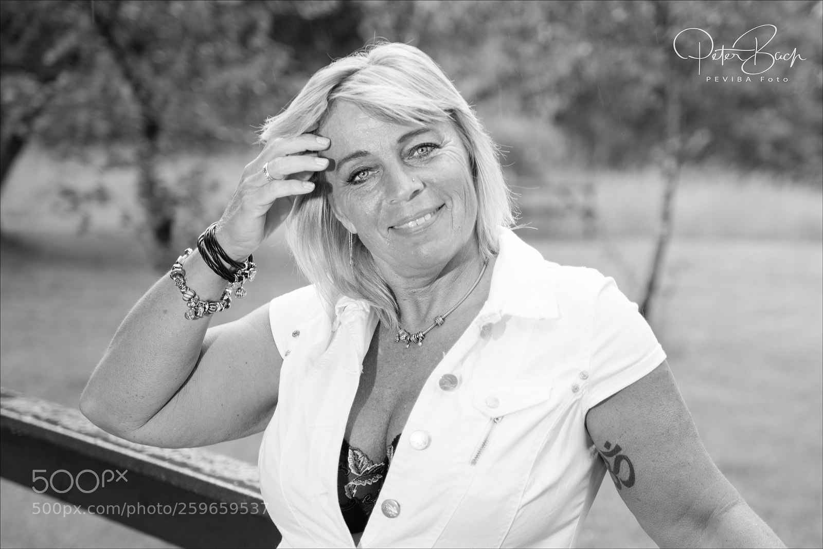 Nikon D800 sample photo. Beautiful woman at fence photography