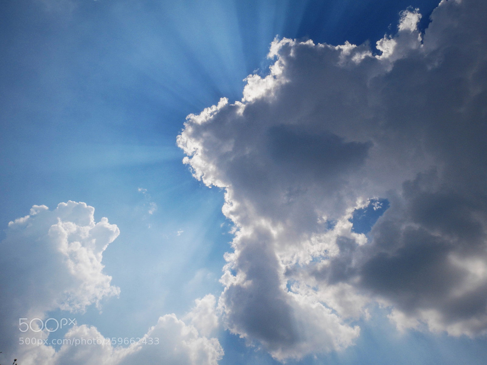 Panasonic Lumix DMC-GX85 (Lumix DMC-GX80 / Lumix DMC-GX7 Mark II) sample photo. Sunrays photography