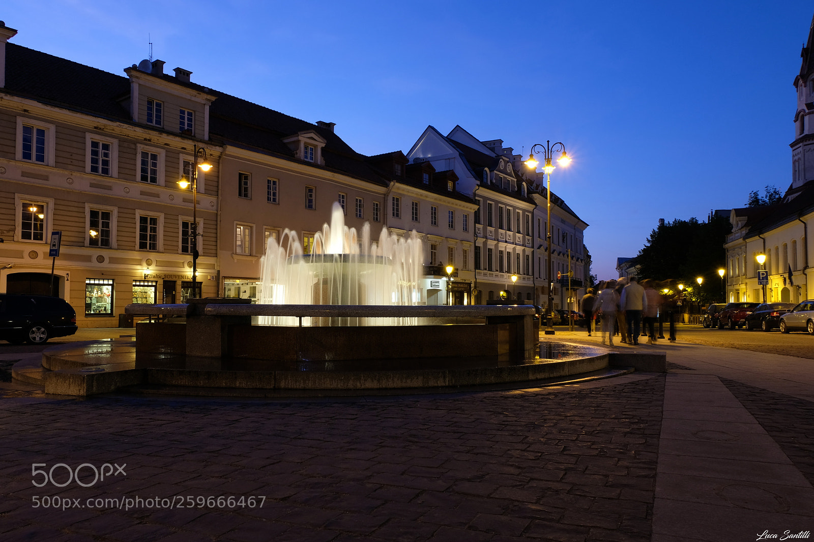 Fujifilm X-T20 sample photo. Fontana illuminata nella piazza photography