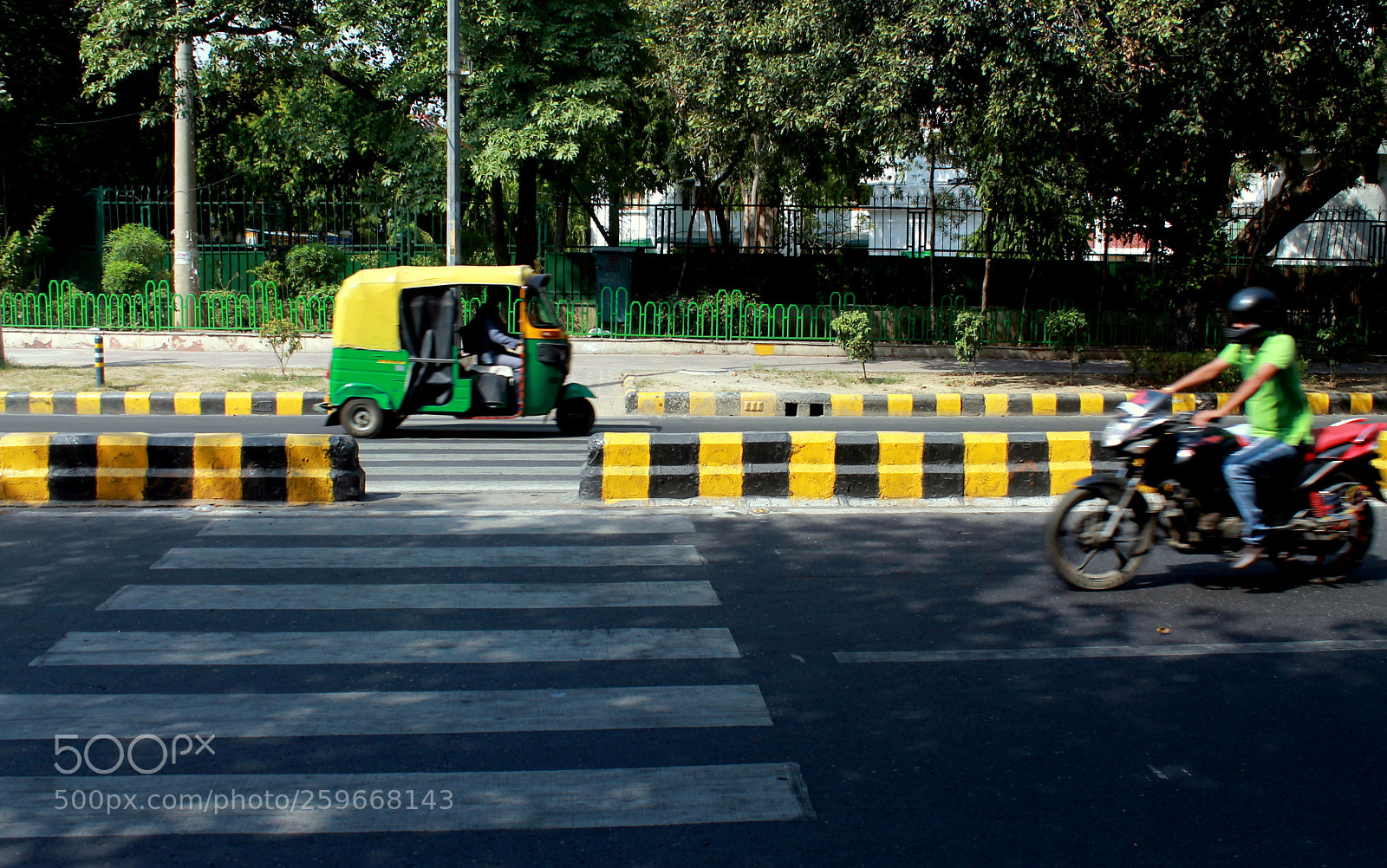 Canon EOS 1100D (EOS Rebel T3 / EOS Kiss X50) sample photo. Colors of the street photography