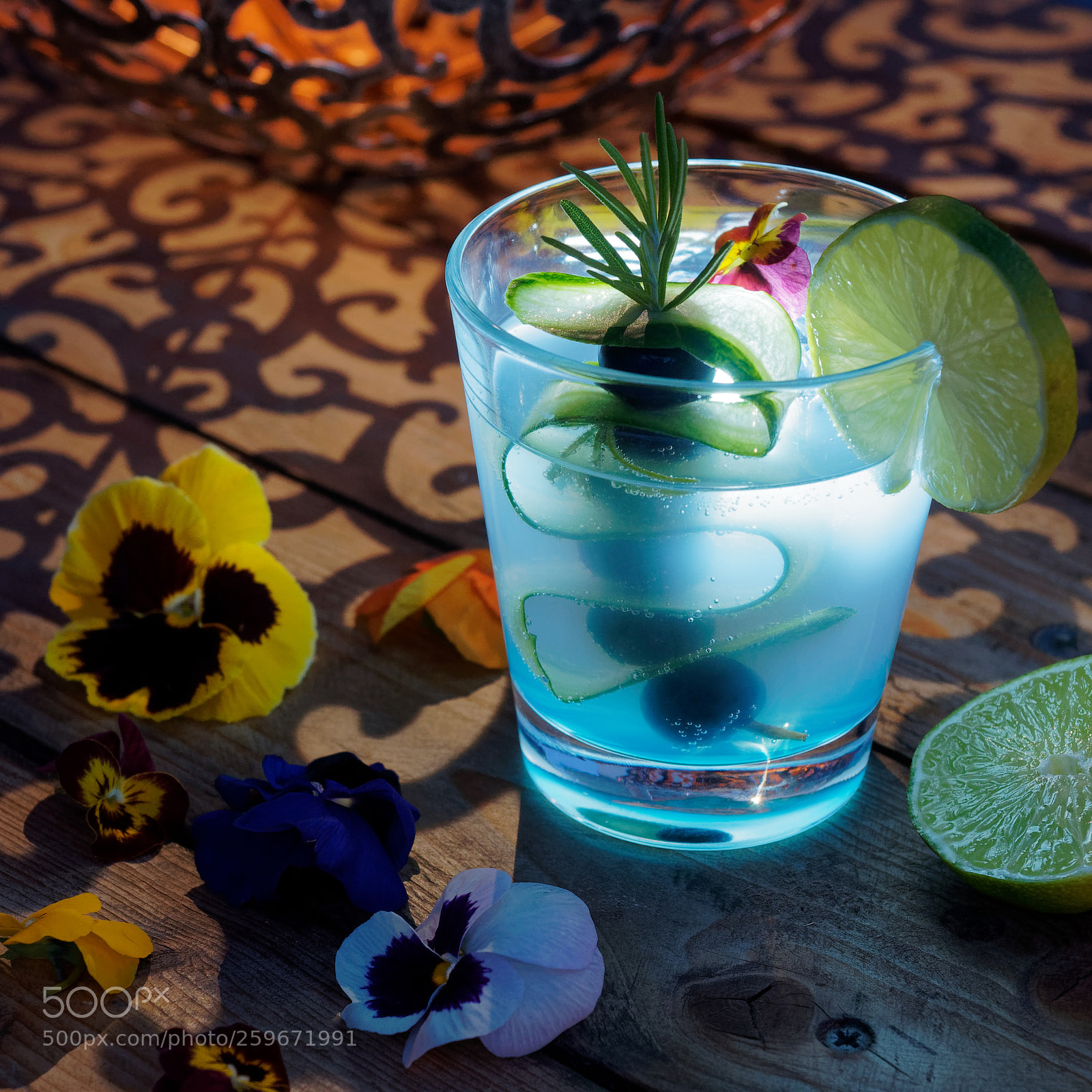 Olympus OM-D E-M10 II sample photo. Gin-tonic photography