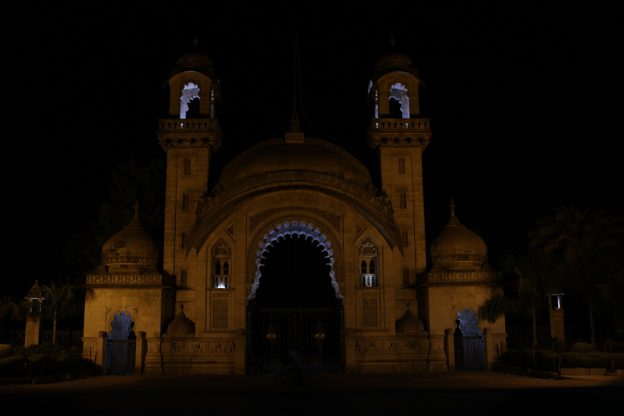Canon EOS 100D (EOS Rebel SL1 / EOS Kiss X7) sample photo. Nighttime entry photography