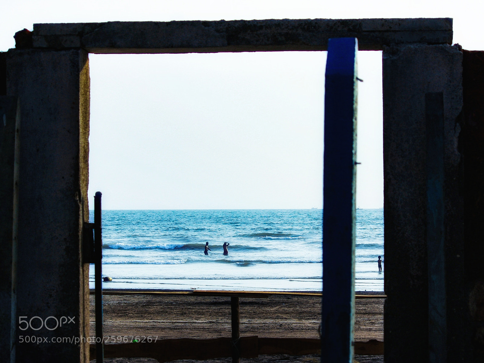Canon EOS 1000D (EOS Digital Rebel XS / EOS Kiss F) sample photo. "sea" through the gate photography