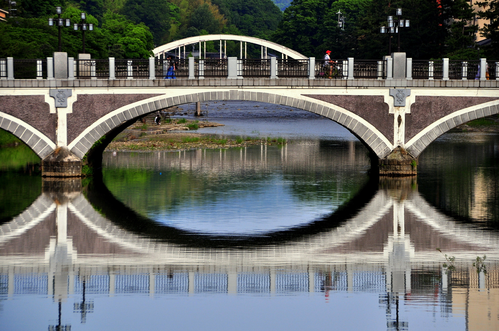 Sigma 18-250mm F3.5-6.3 DC Macro OS HSM sample photo. Crossing photography