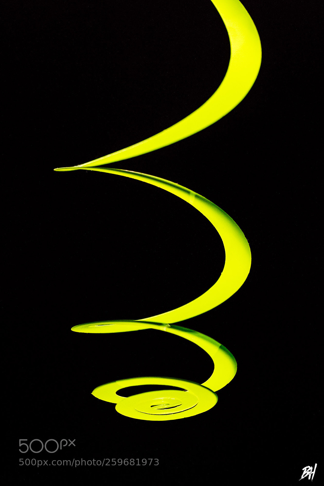 Canon EOS 700D (EOS Rebel T5i / EOS Kiss X7i) sample photo. Green plastic serpentine streamer photography
