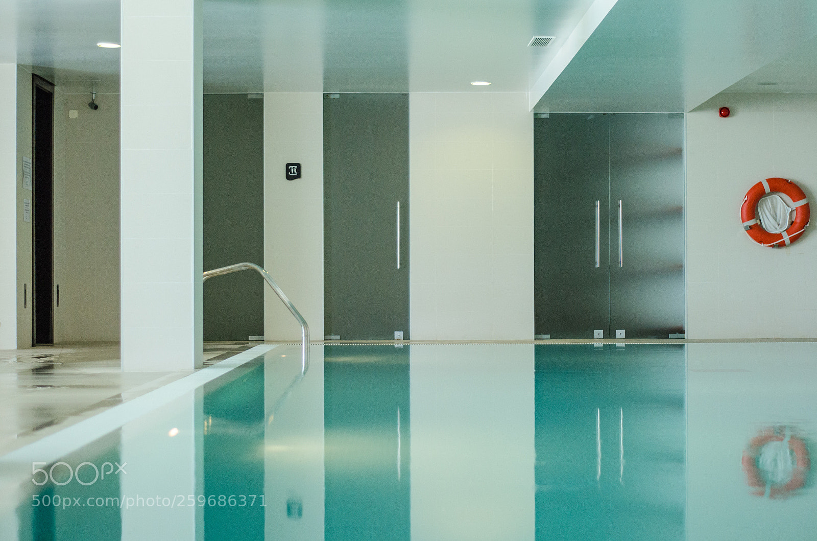 Nikon D5100 sample photo. Piscine intérieure photography