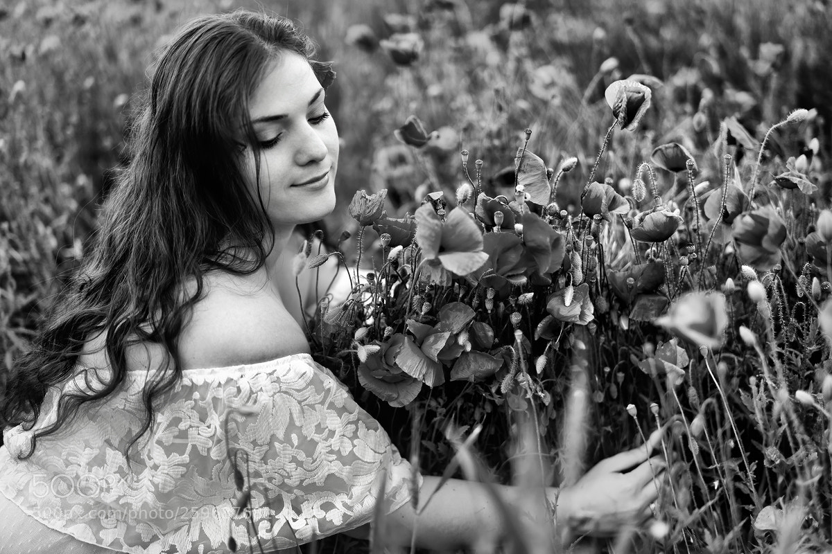 Sony a7 II sample photo. Young woman in poppy photography