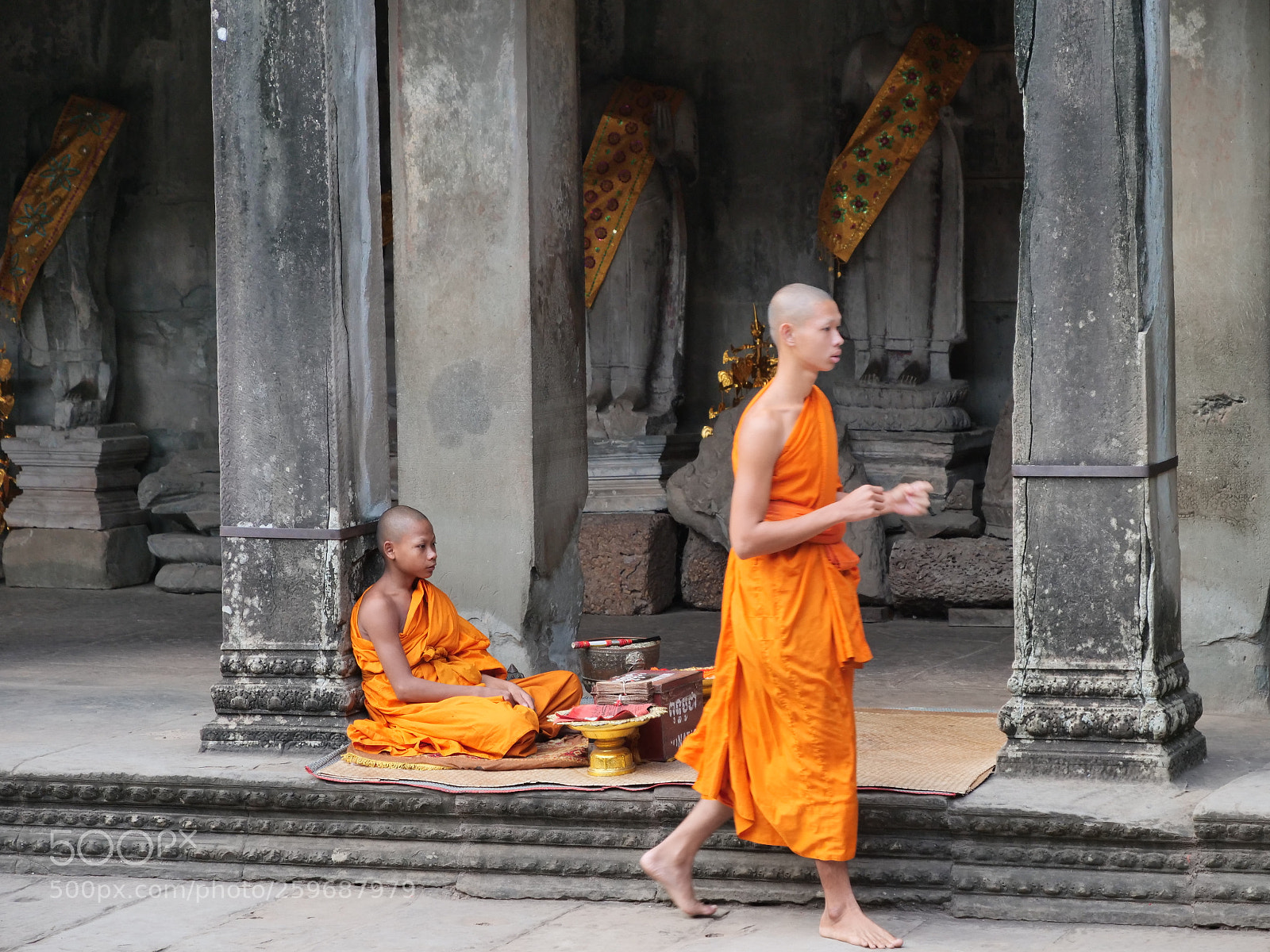 Panasonic Lumix DC-G9 sample photo. Monks in angkor wat photography