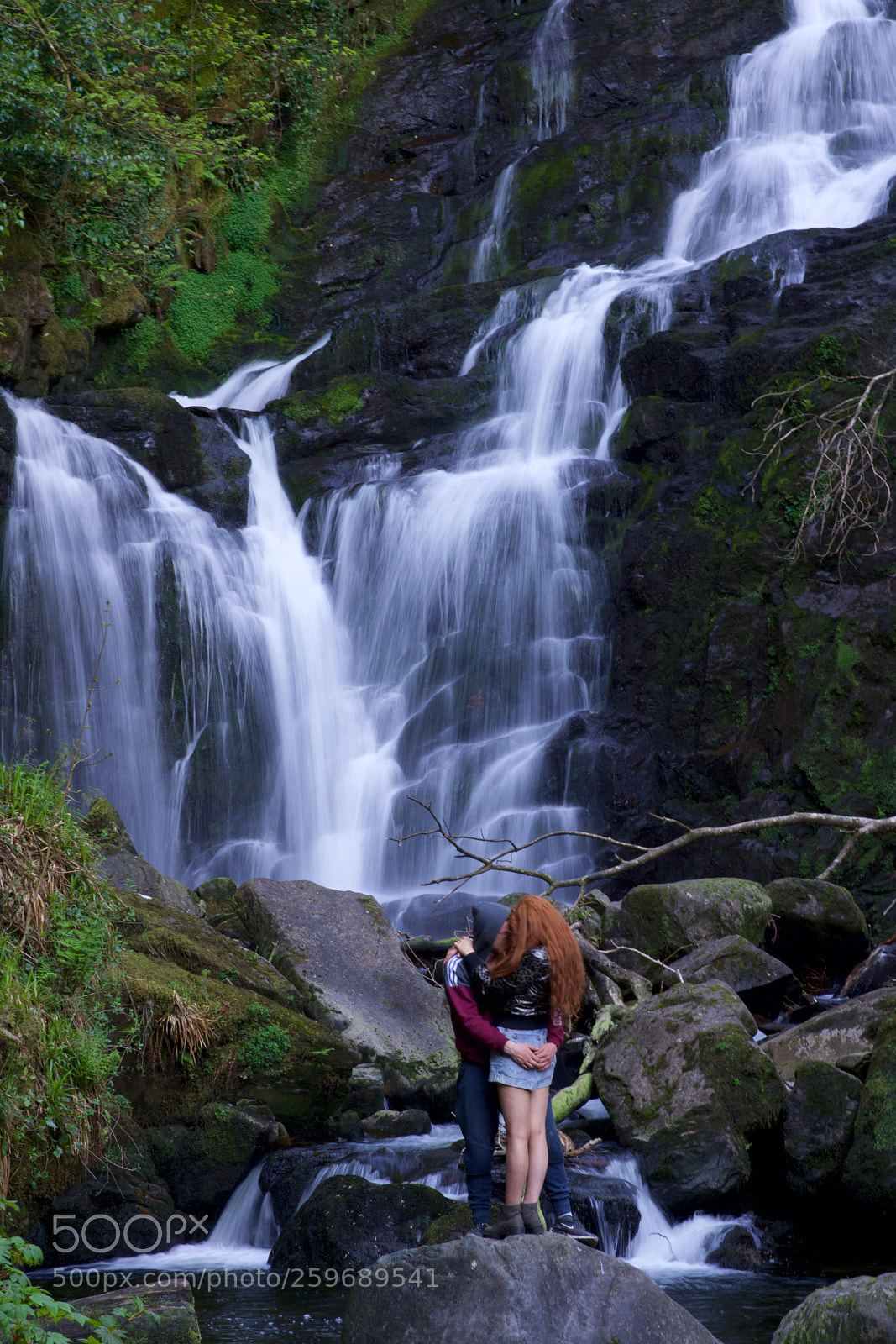 Sony a7R III sample photo. Couple in the waterfall photography