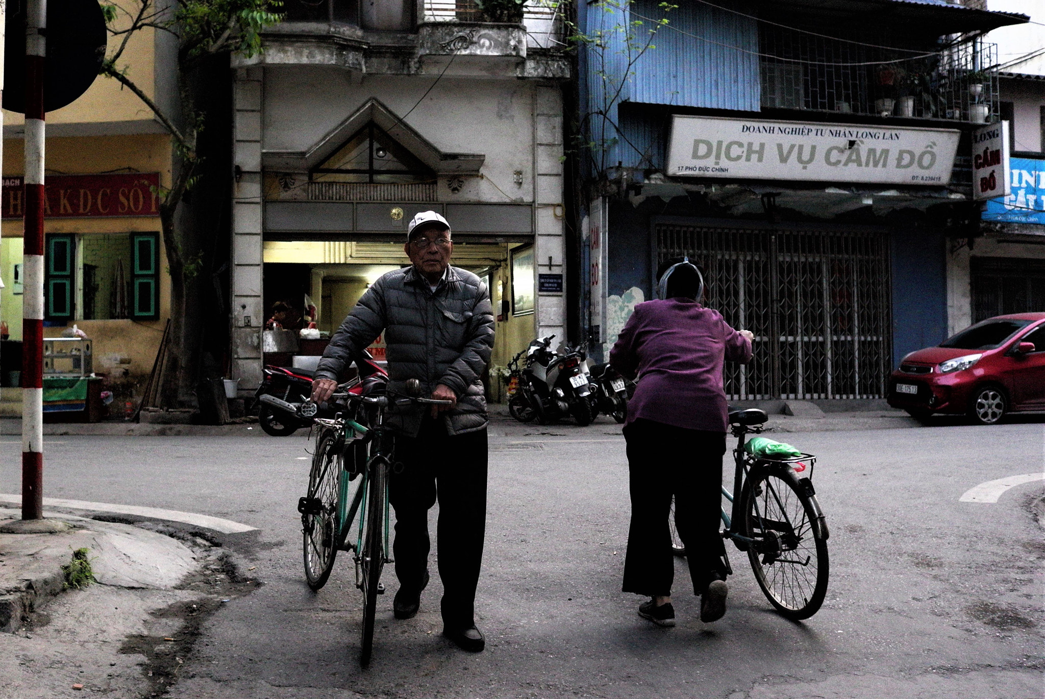 Leica X1 sample photo. Folks: hanoi photography