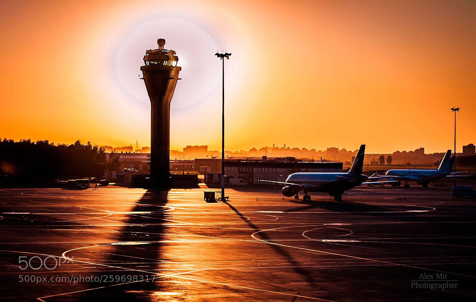 Canon EOS 1000D (EOS Digital Rebel XS / EOS Kiss F) sample photo. Airport sun photography
