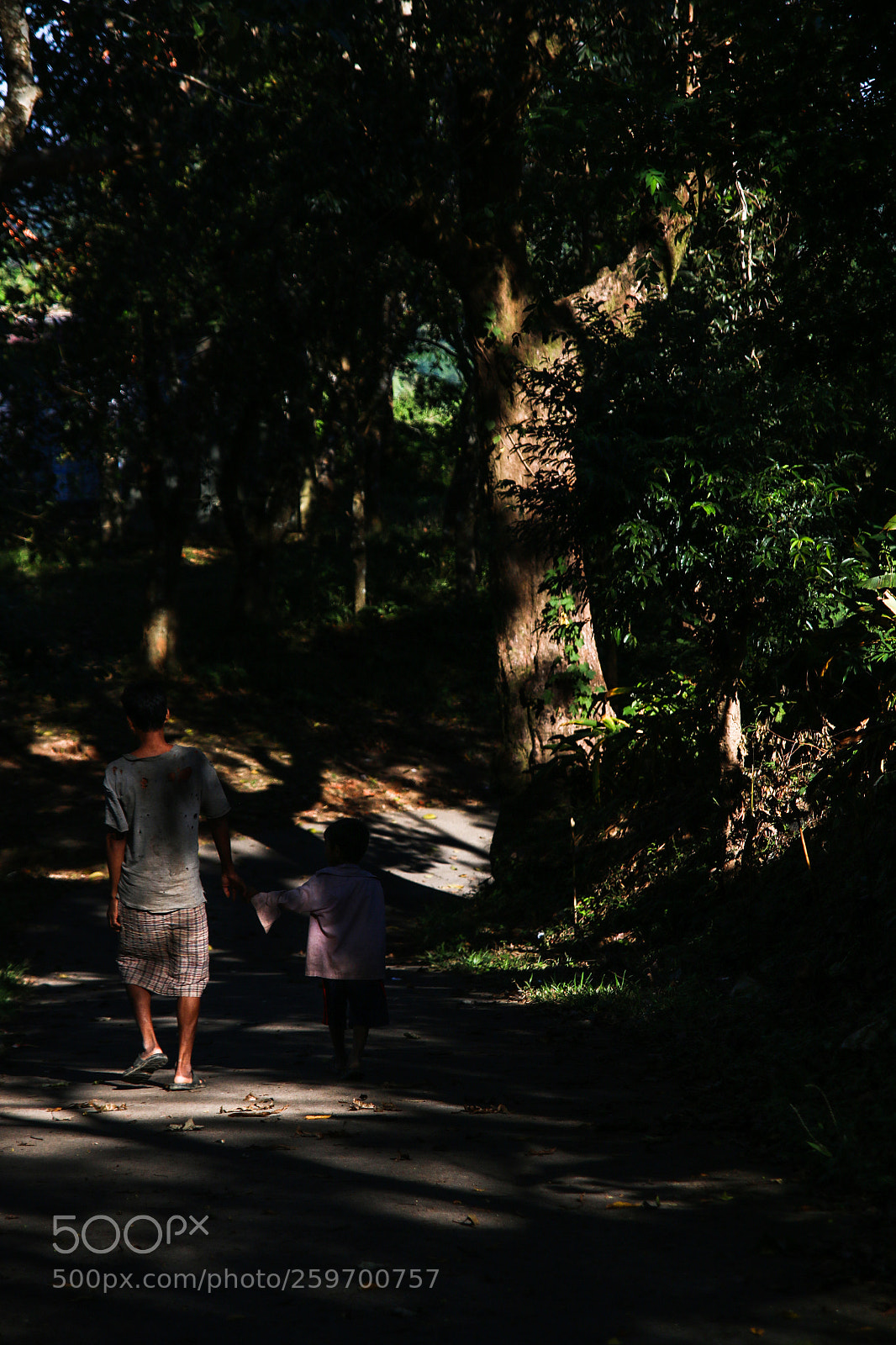 Canon EOS 70D sample photo. Walking.in.dark photography