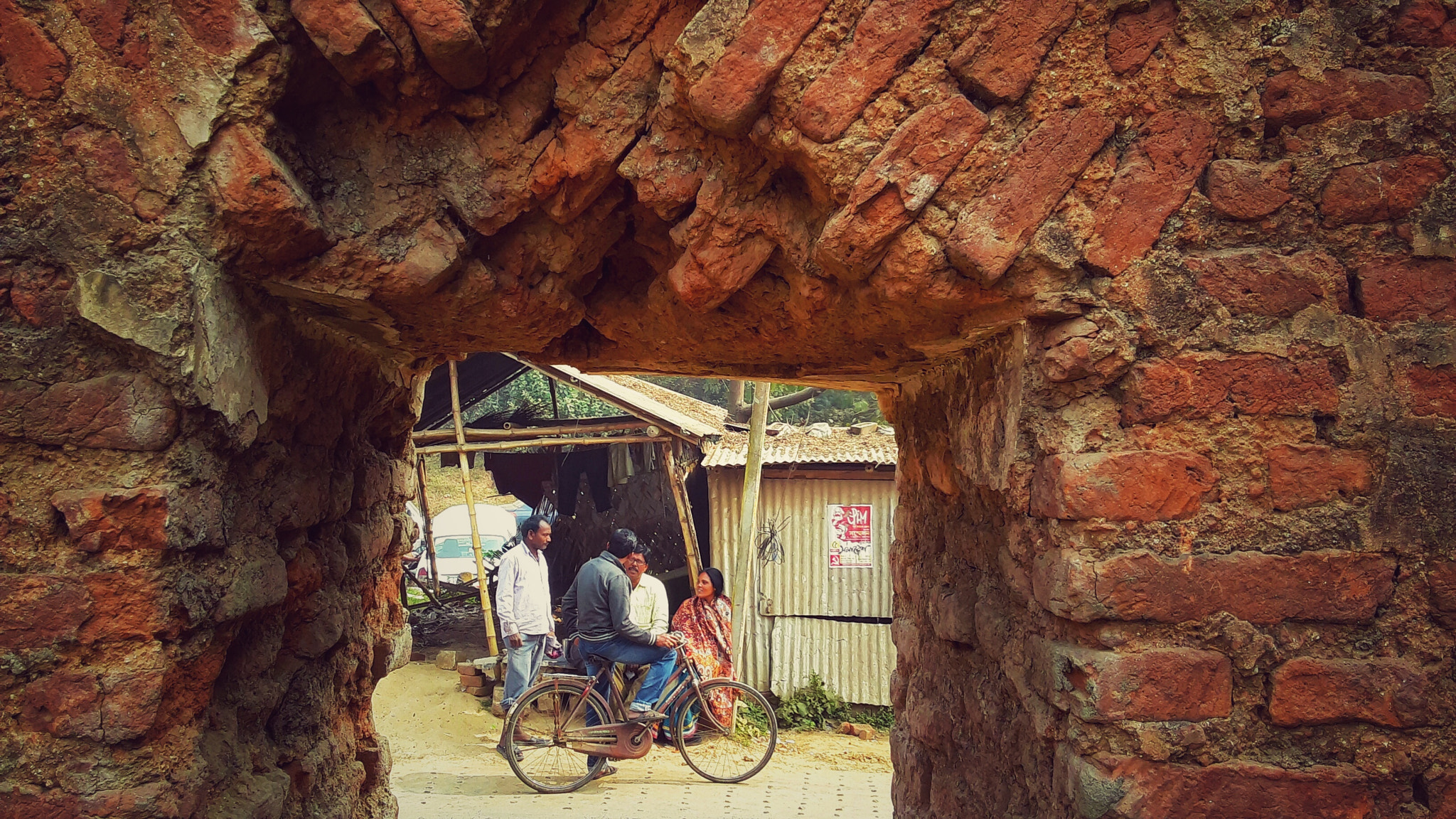 Samsung Galaxy On5 sample photo. Through brick barrier photography