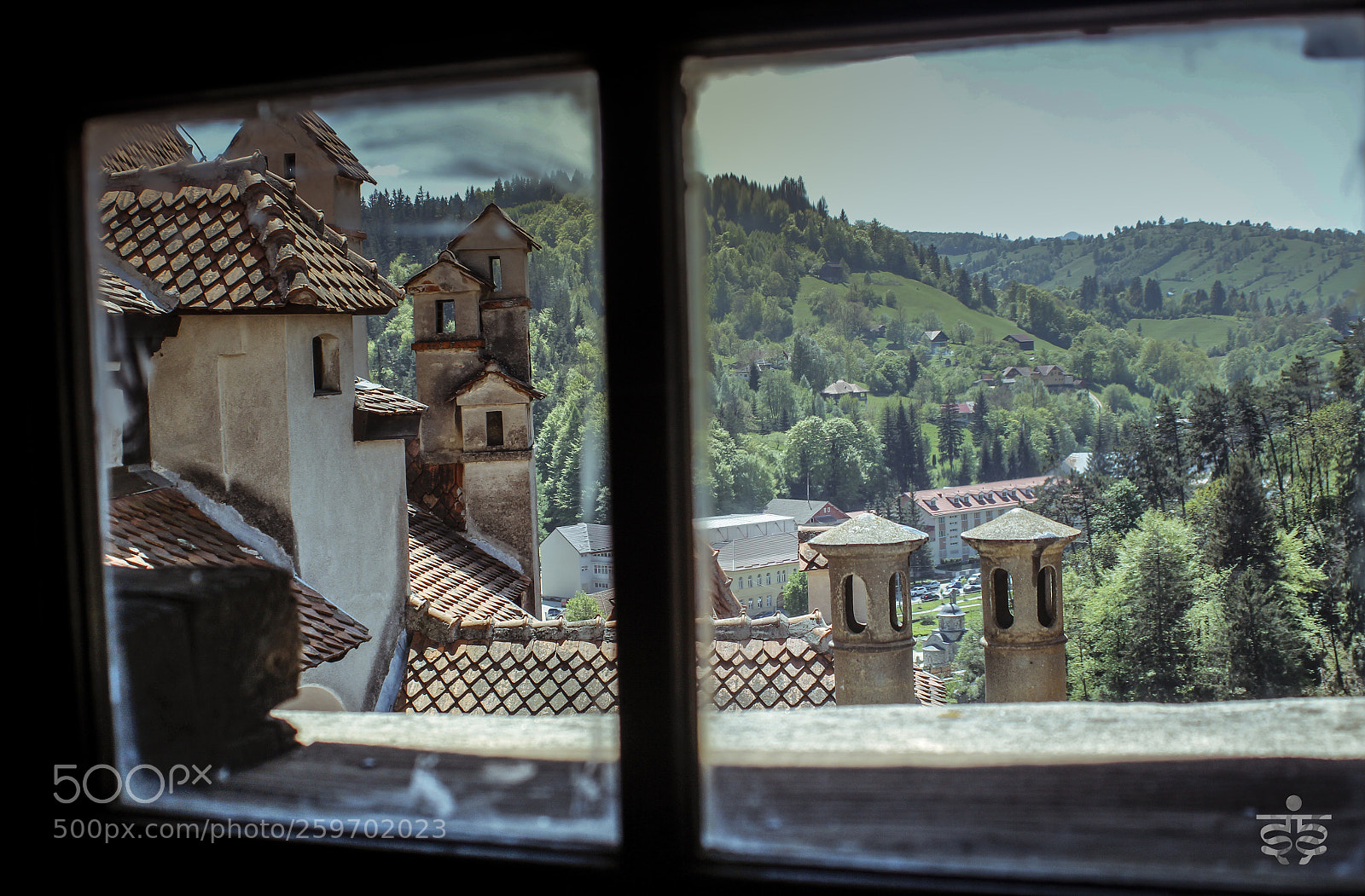 Canon EOS 600D (Rebel EOS T3i / EOS Kiss X5) sample photo. Through the window photography
