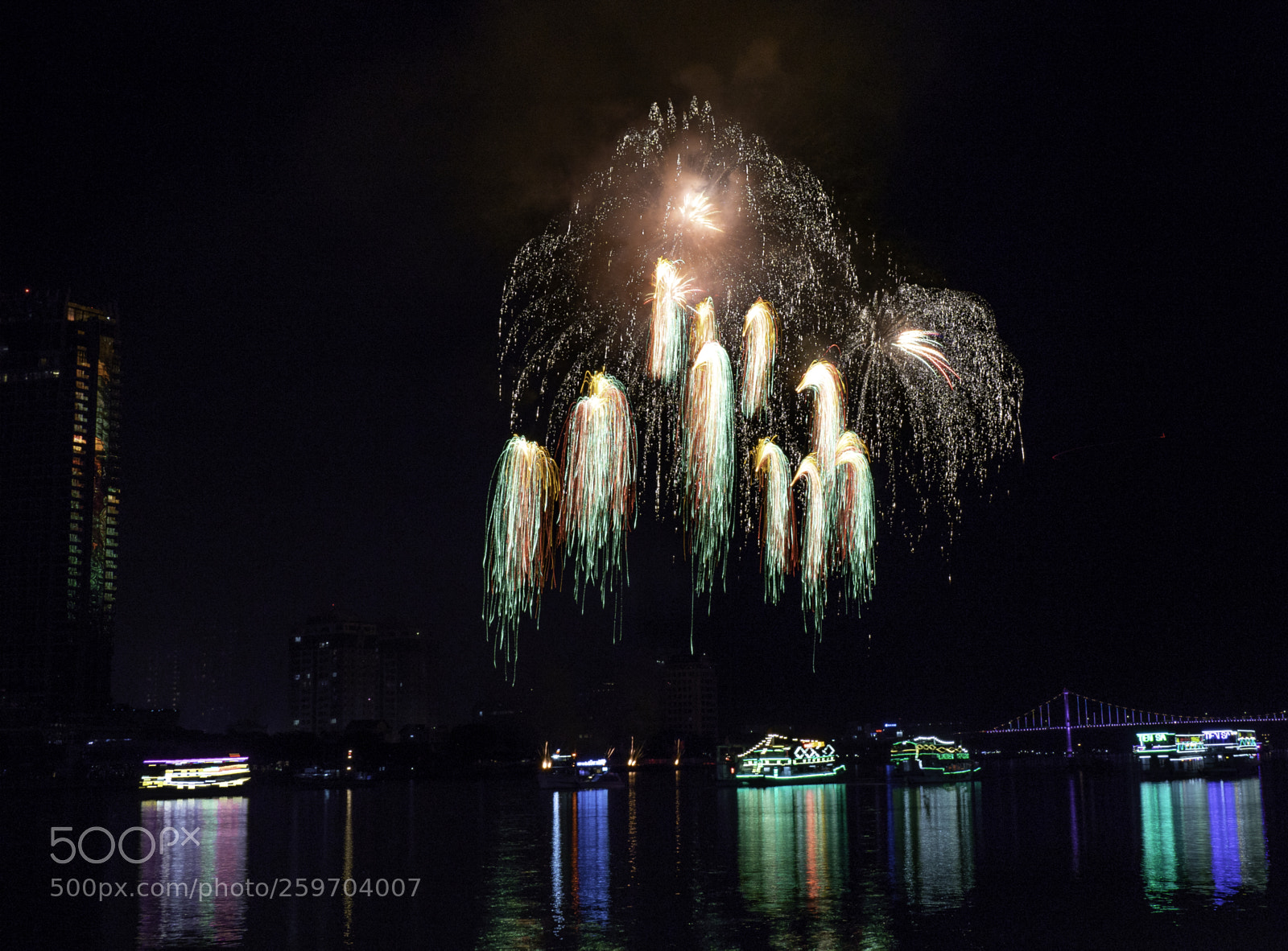 Olympus OM-D E-M1 Mark II sample photo. Danang fireworks competition photography