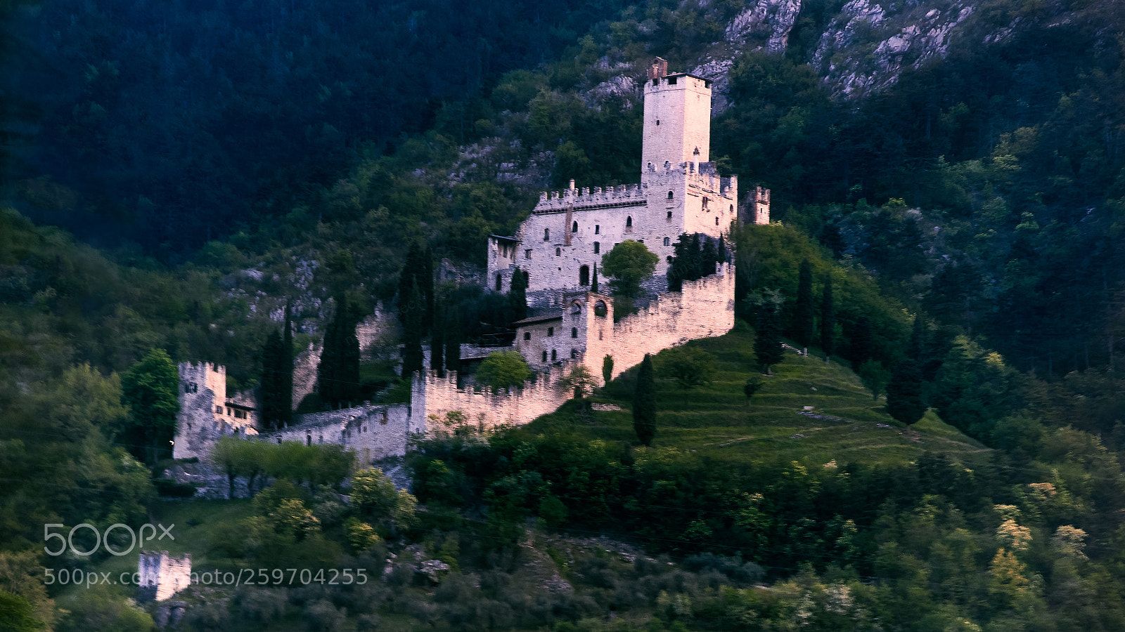 Canon EOS 550D (EOS Rebel T2i / EOS Kiss X4) sample photo. Castle italy photography