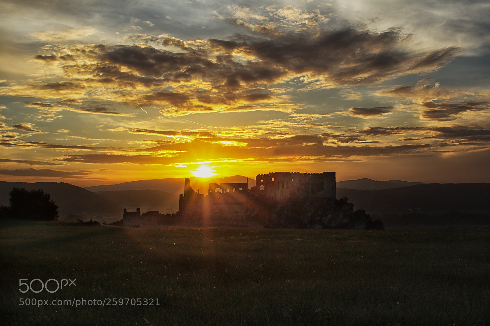 Canon EOS 550D (EOS Rebel T2i / EOS Kiss X4) sample photo. Beckov castle sunset photography