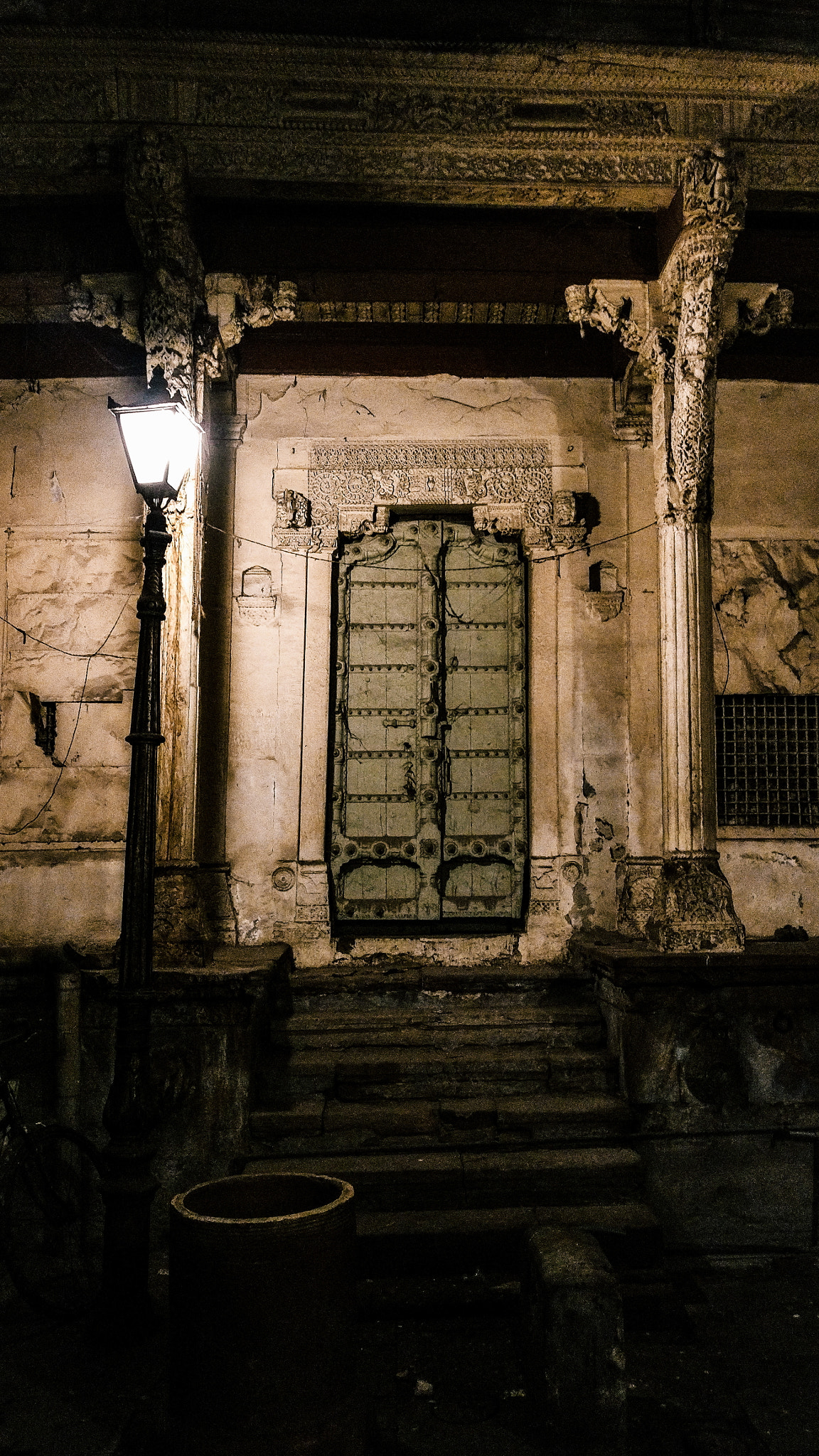 OnePlus A3003 sample photo. The treasure behind the door photography