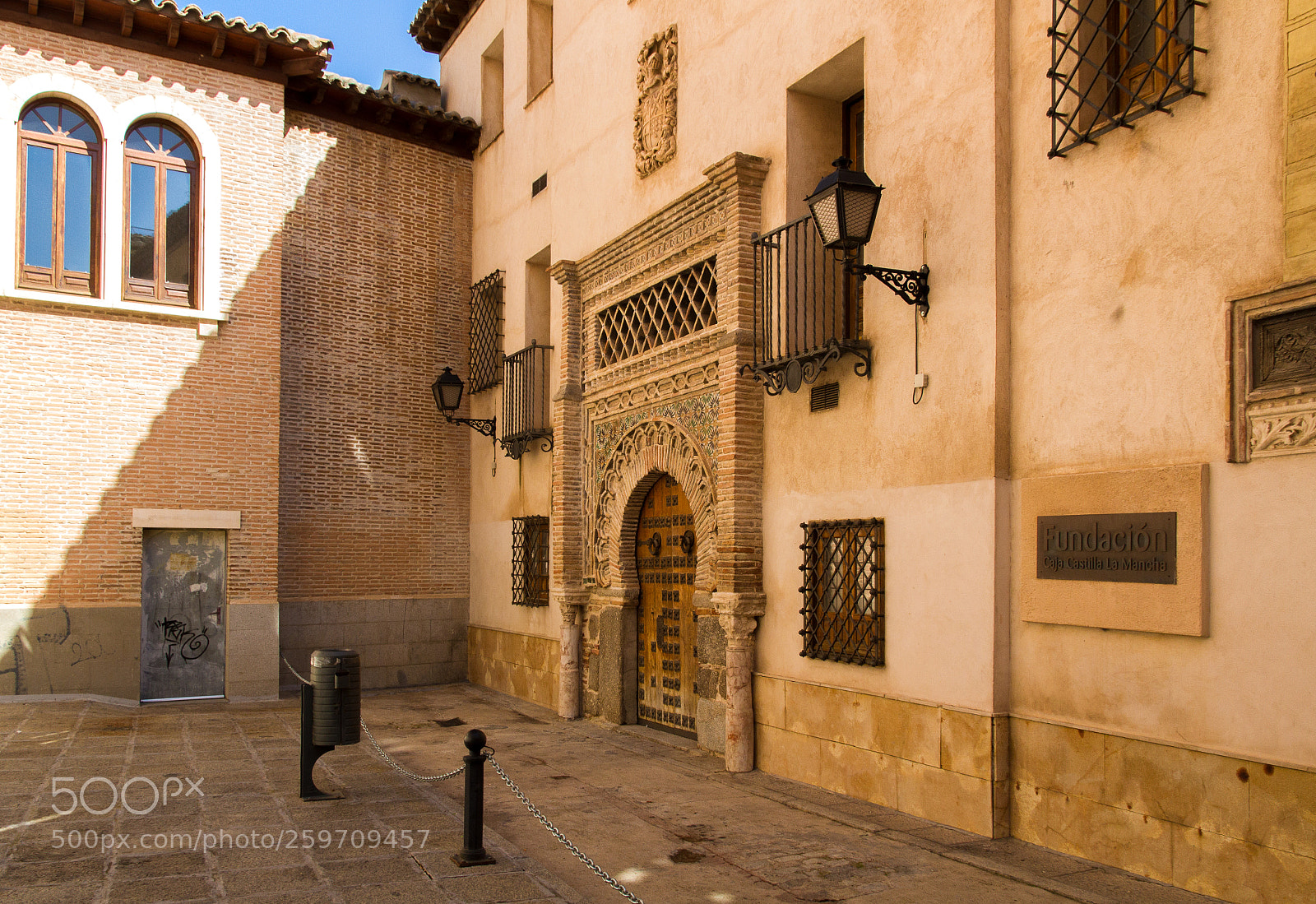 Canon EOS 7D sample photo. Medieval courtyard in toledo photography