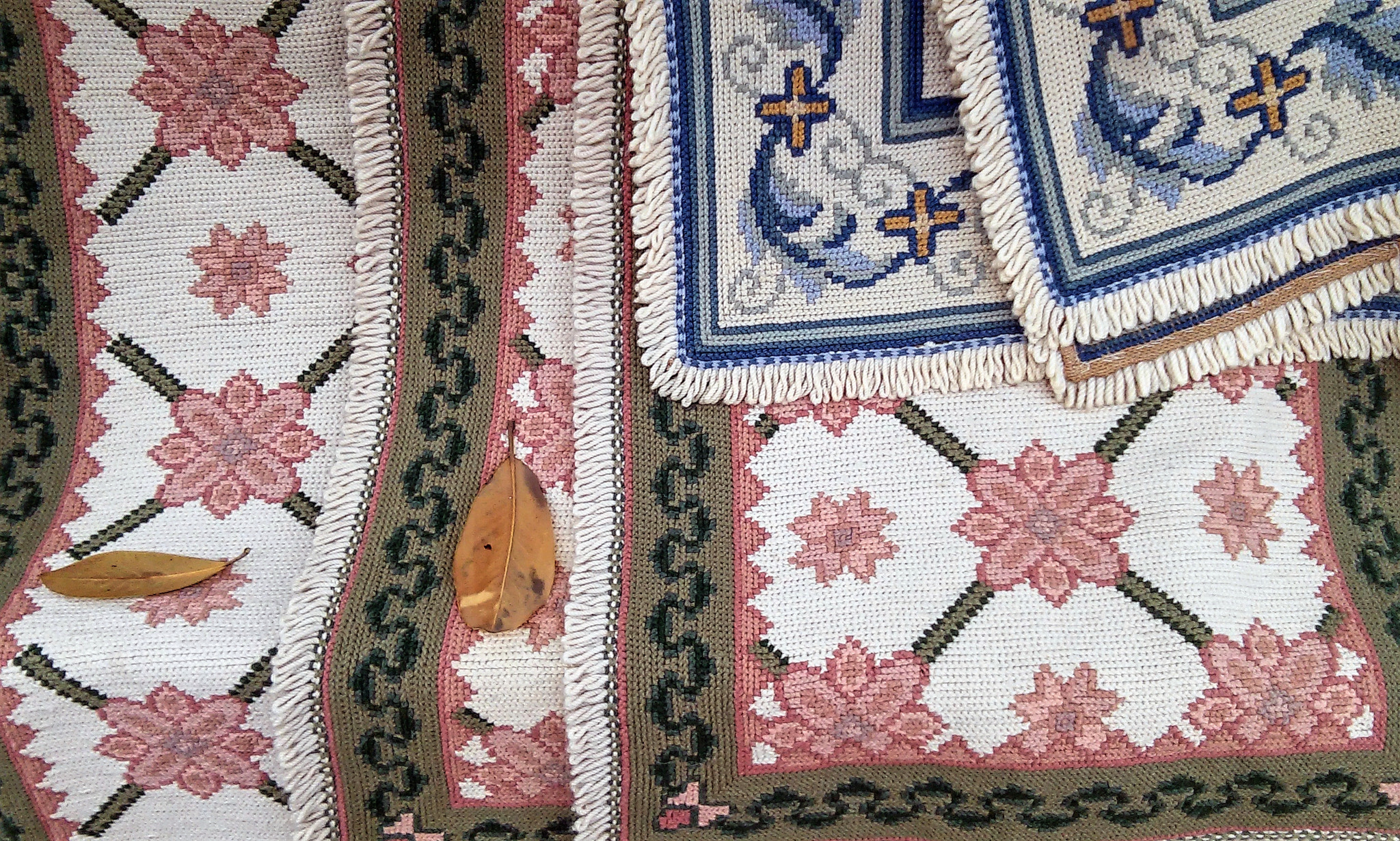 LG L90 sample photo. Arraiolos rugs and two leafs photography