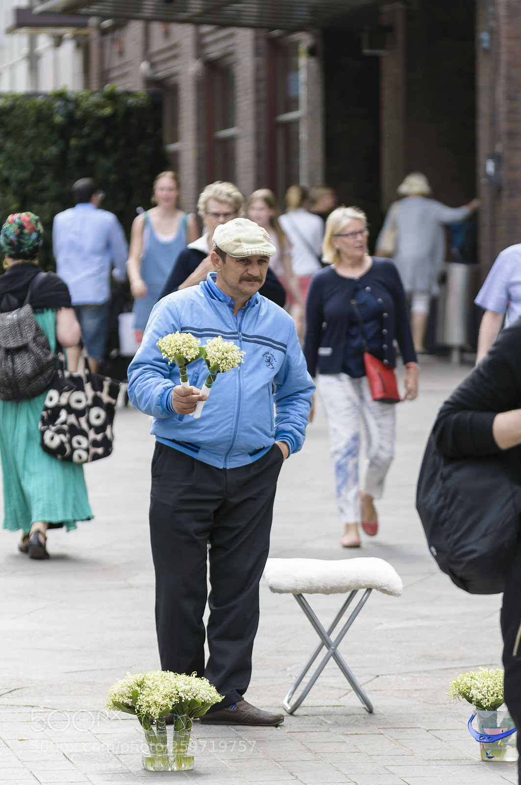 Nikon D3400 sample photo. Alone in the crowd photography