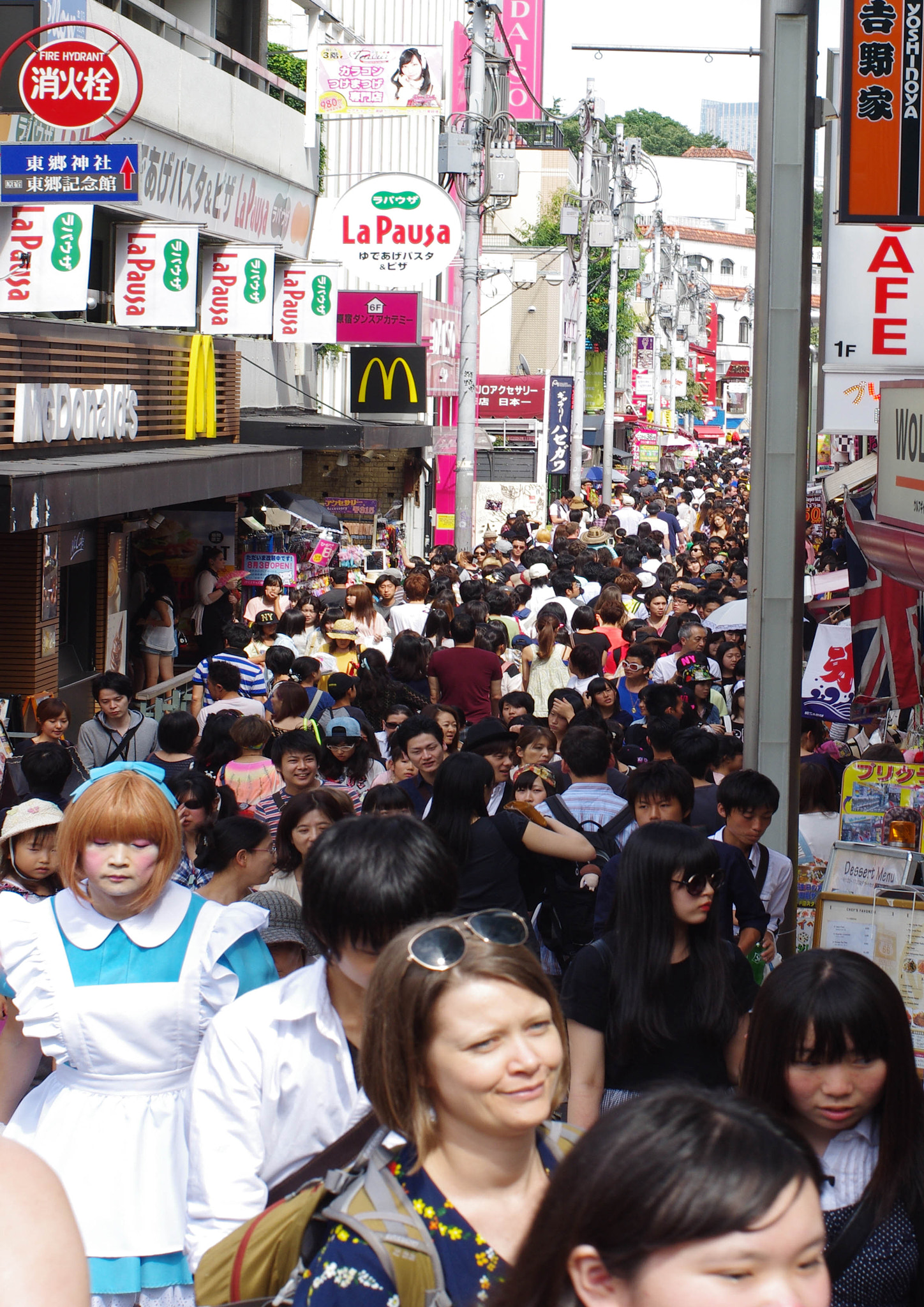 Pentax K-5 IIs sample photo. Tokyo street art photography