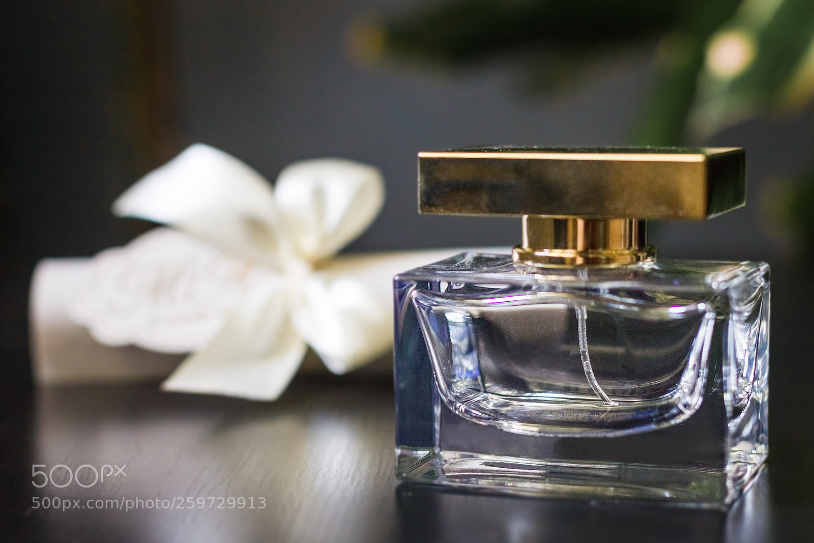 Canon EOS-1D Mark IV sample photo. Luxury perfume close up photography