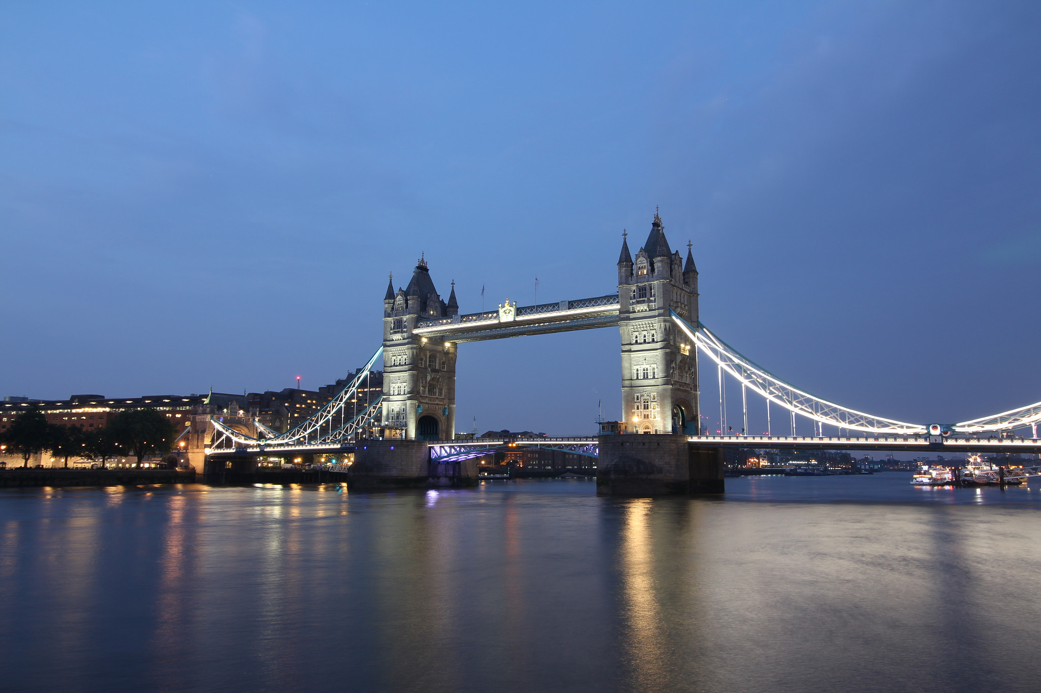 Canon EOS 700D (EOS Rebel T5i / EOS Kiss X7i) + Canon EF-S 10-18mm F4.5–5.6 IS STM sample photo. Tower bridge at night photography