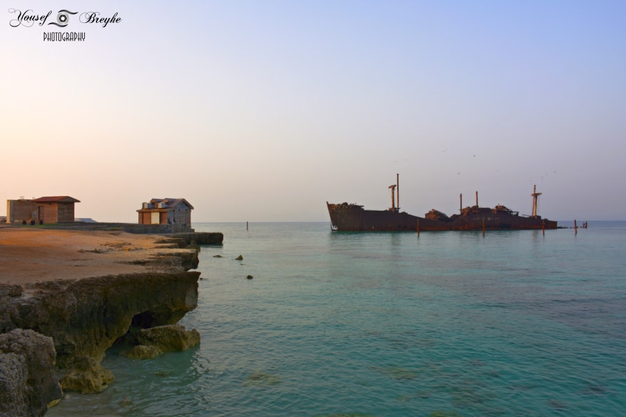 Nikon D7200 sample photo. Greek ship and beach huts photography