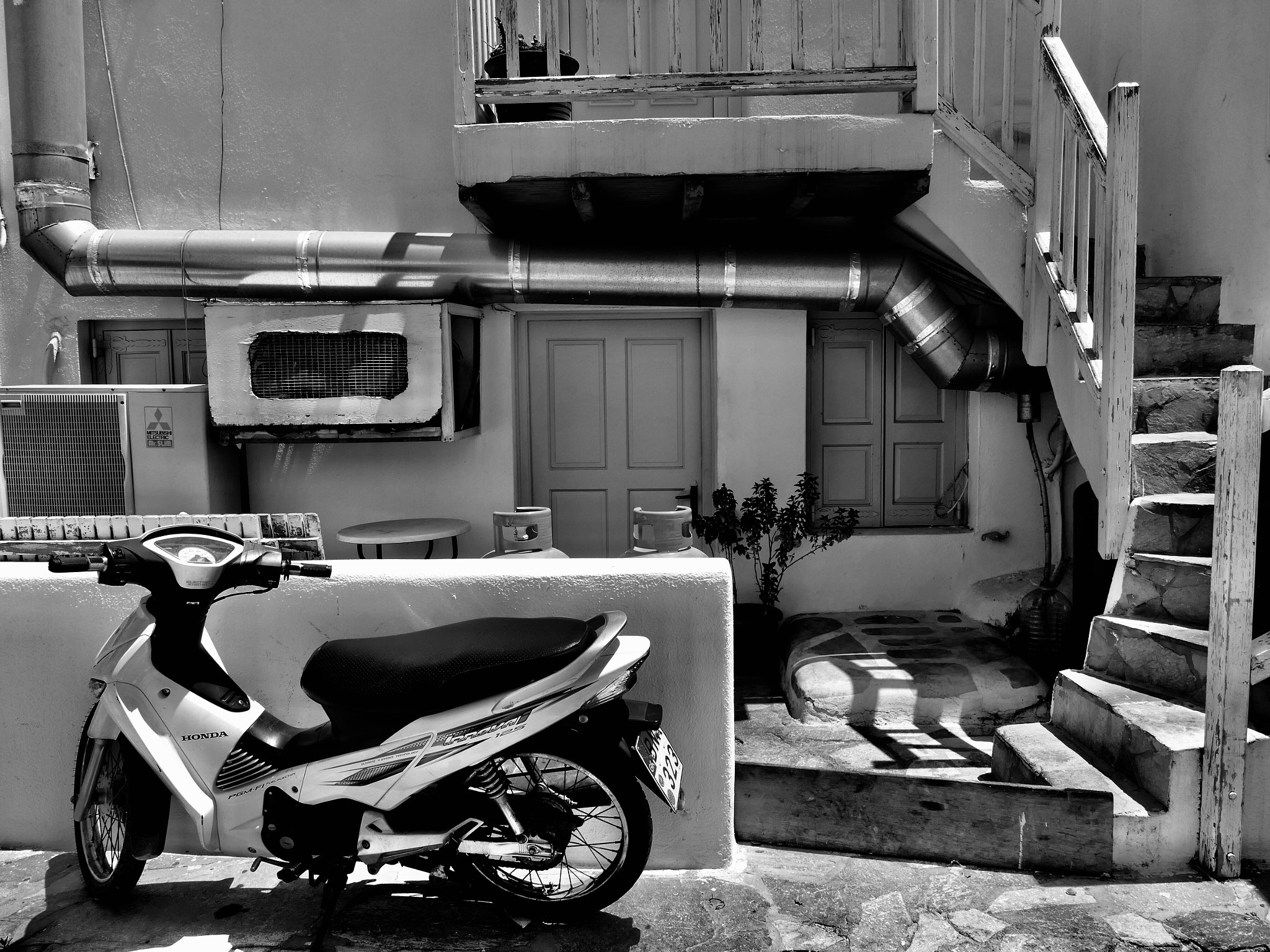 Leica V-Lux (Typ 114) sample photo. Bw honda photography