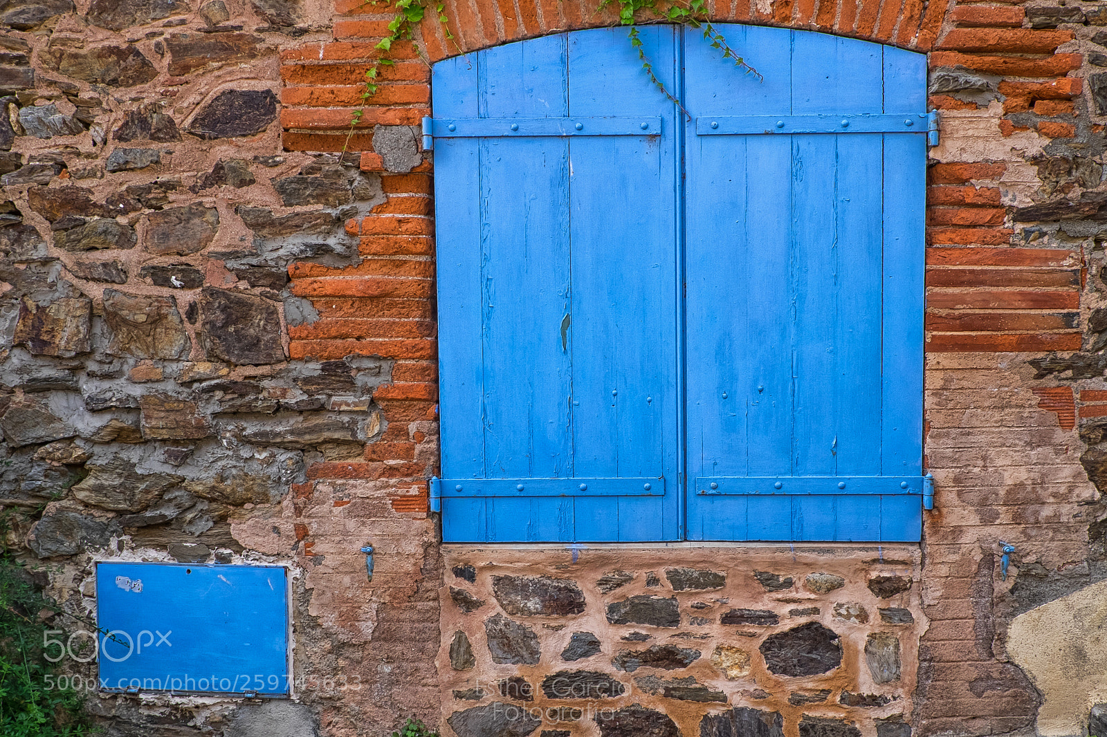 Fujifilm X-T1 sample photo. Blue window & stone photography