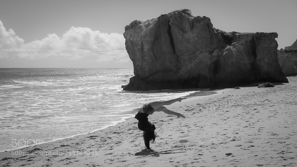 Canon EOS 5D Mark IV sample photo. Gymnast at the beach photography