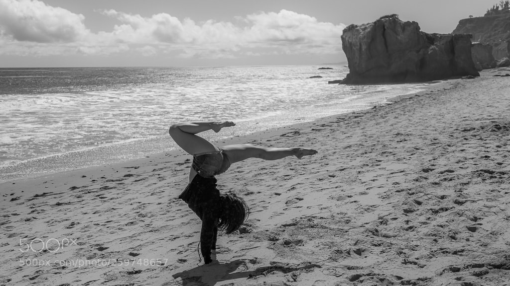 Canon EOS 5D Mark IV sample photo. Gymnast at the beach photography
