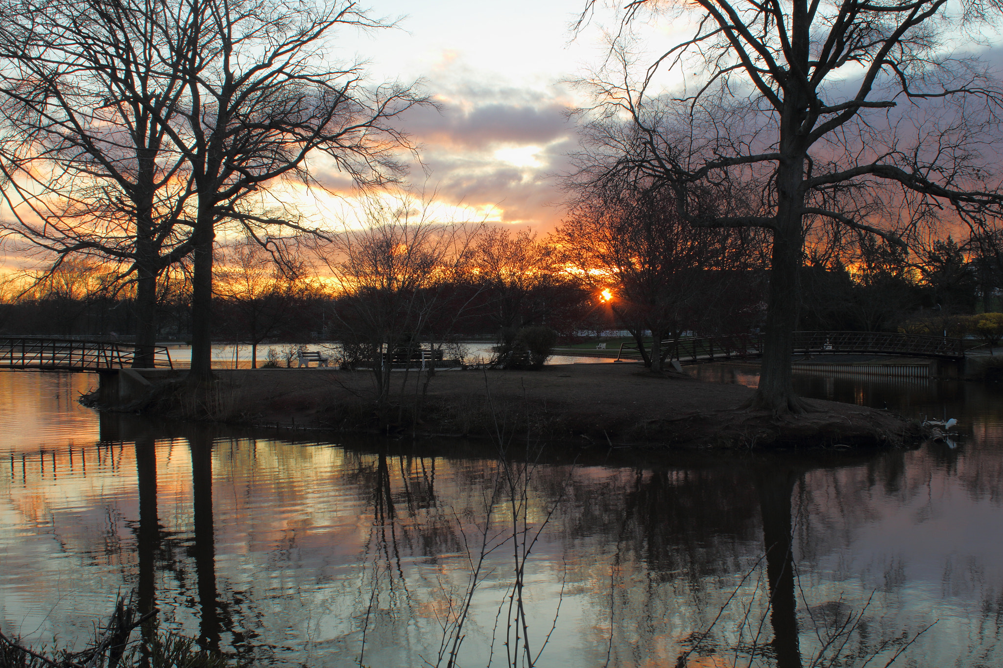 Canon EOS M + Canon EF-S 18-55mm F3.5-5.6 IS sample photo. Morning water reflections photography