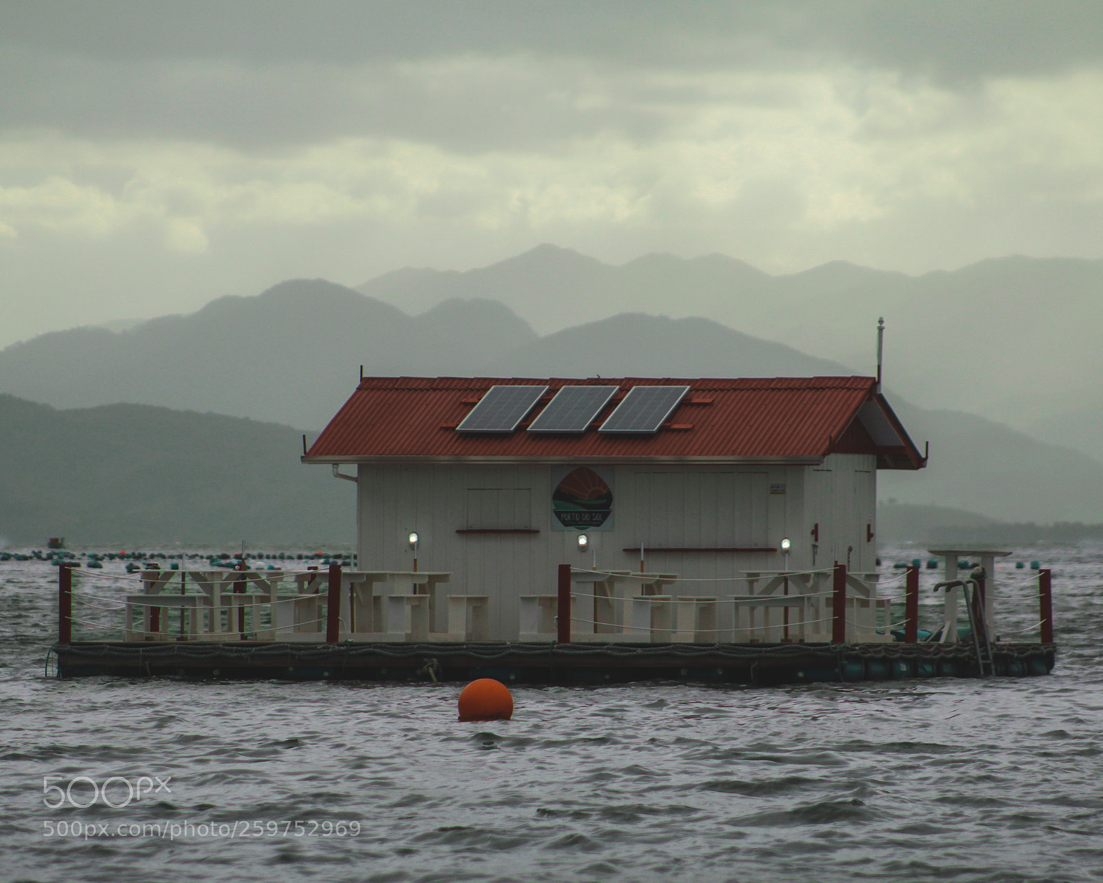 Canon EOS 1300D (EOS Rebel T6 / EOS Kiss X80) sample photo. Houseboat photography