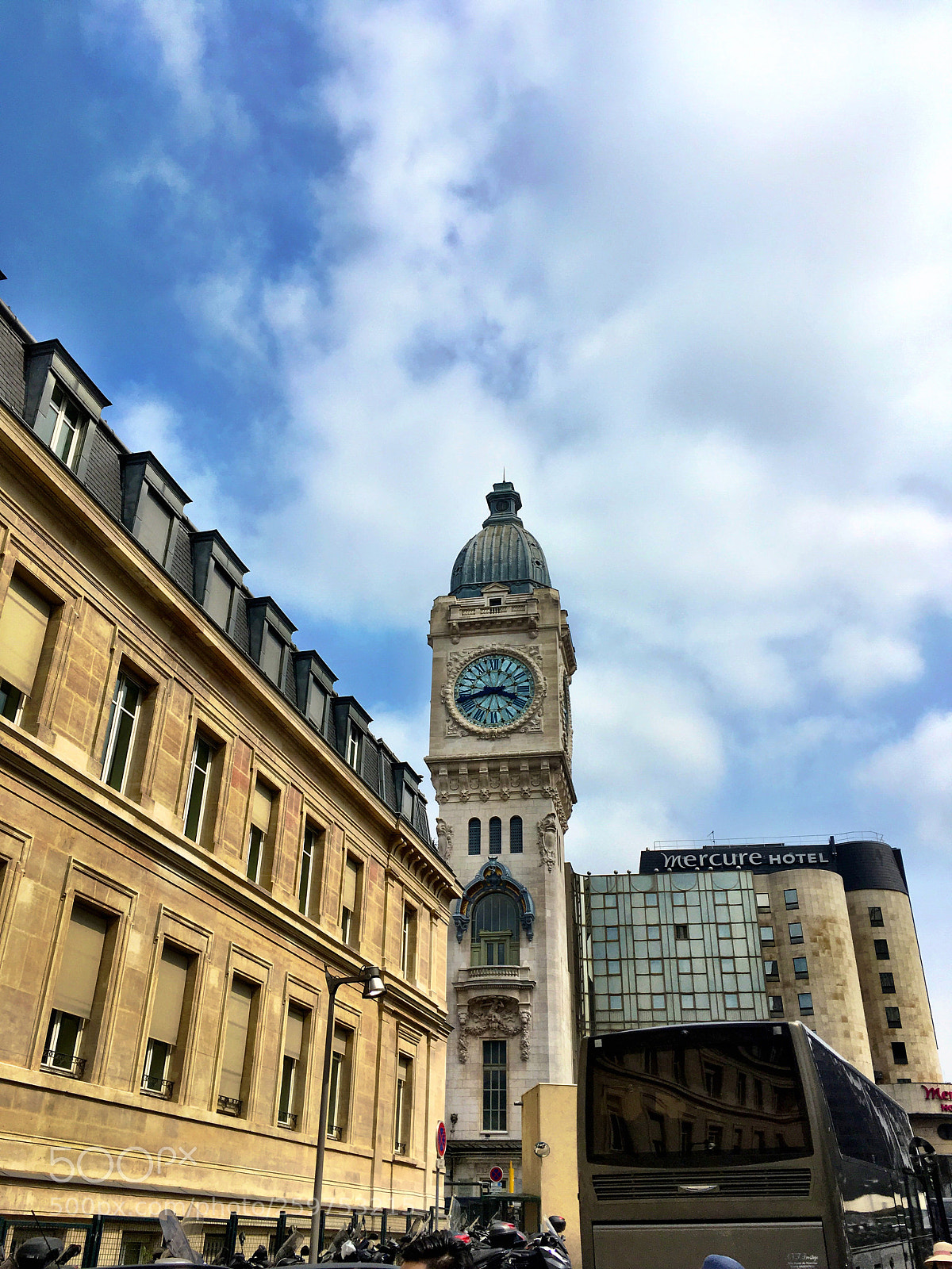 Apple iPhone SE sample photo. Gare de lyon photography