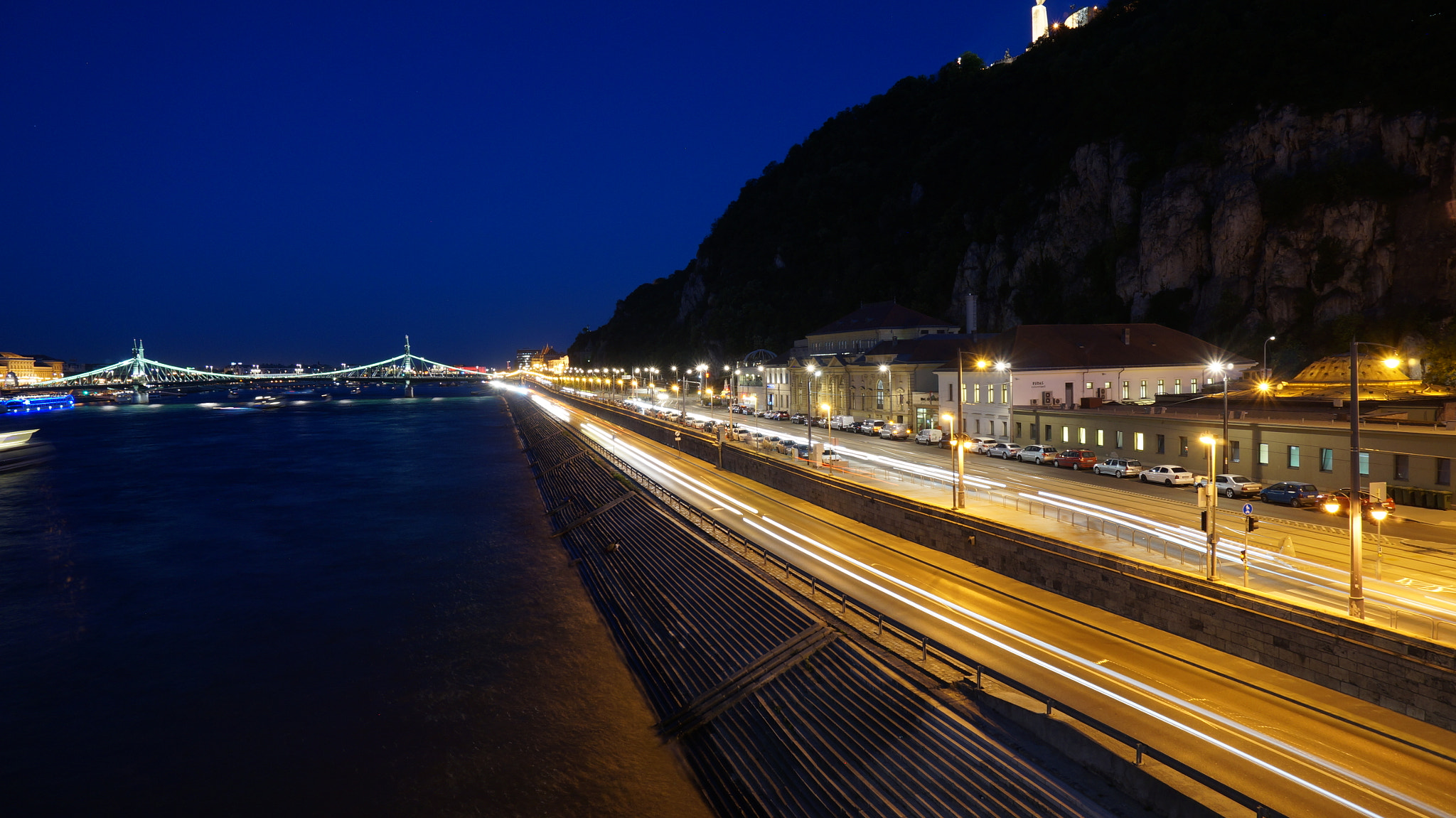 Sony Alpha NEX-3N sample photo. Night walk photography