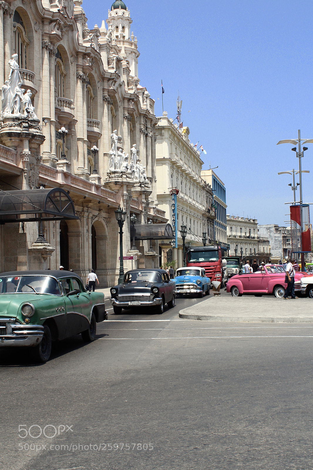 Canon EOS 1300D (EOS Rebel T6 / EOS Kiss X80) sample photo. Traffic in havana photography