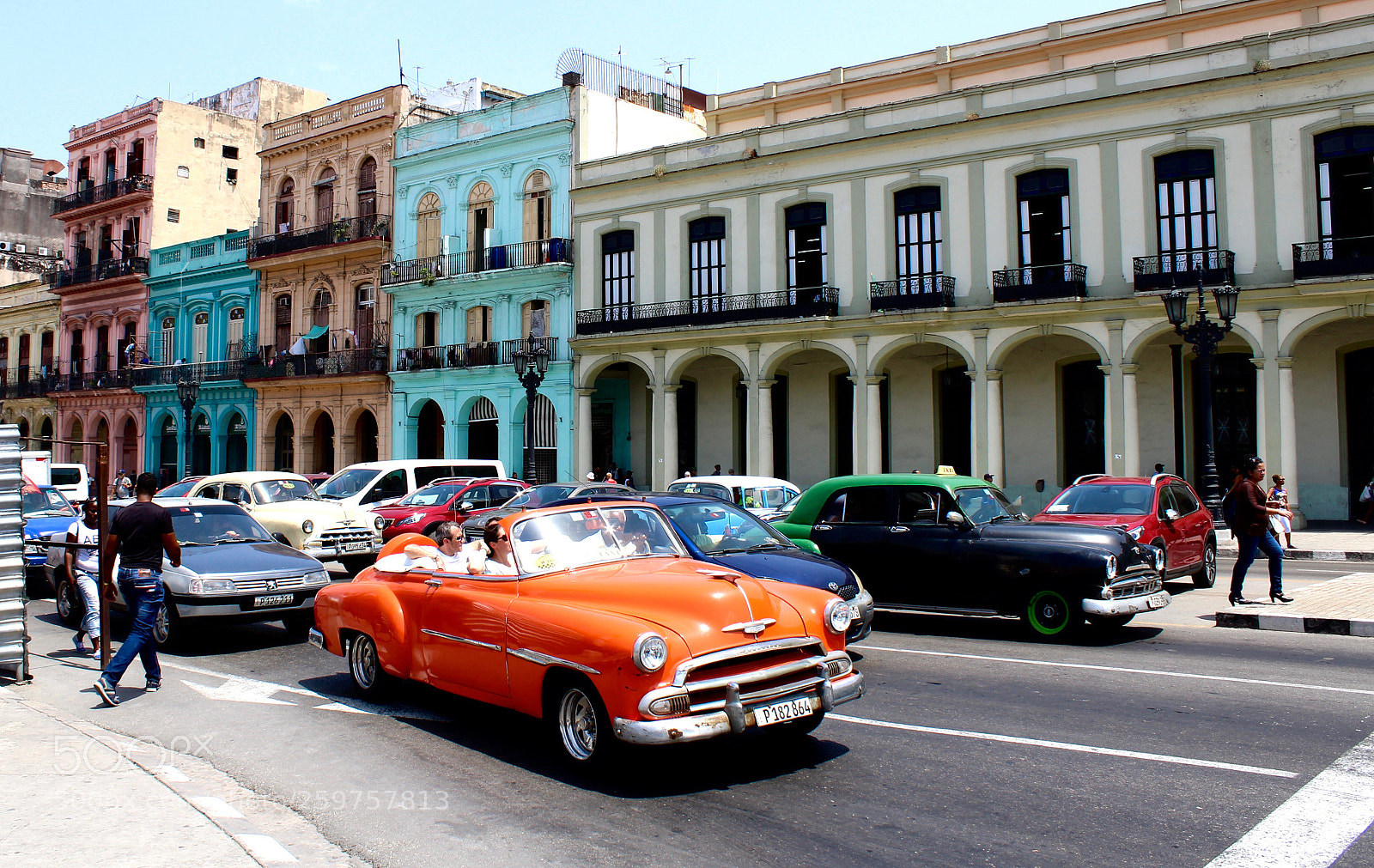 Canon EOS 1300D (EOS Rebel T6 / EOS Kiss X80) sample photo. Havana traffic photography